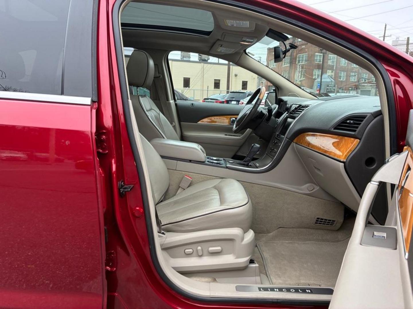 2015 RED LINCOLN MKX (2LMDJ8JK0FB) with an 3.7L engine, Automatic transmission, located at 117 North Cameron Street, Harrisburg, PA, 17101, (717) 963-8962, 40.266762, -76.875259 - WE FINANCE!!! Good Credit/ Challenged Credit/ No Credit - ALL Trade-Ins Welcomed!!! APPLY ONLINE or CALL us TODAY ;) Please call us to discuss your cash and/or financing options. - Photo#8
