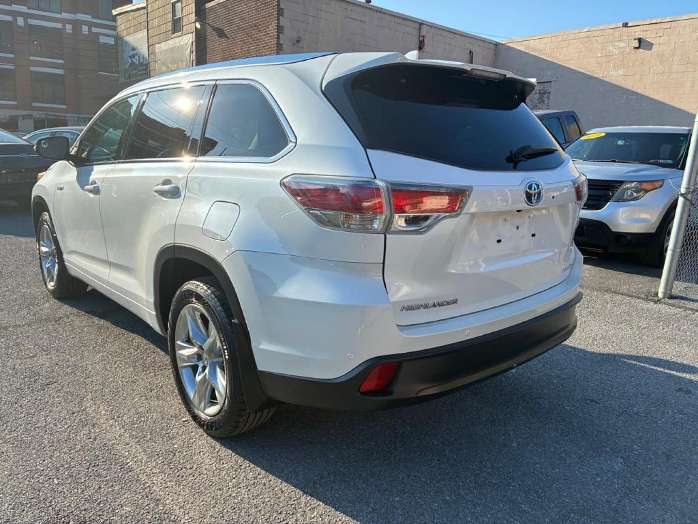 2015 WHITE TOYOTA HIGHLANDER HYBRID LIMITED (5TDDCRFH9FS) with an 3.5L engine, Continuously Variable transmission, located at 117 North Cameron Street, Harrisburg, PA, 17101, (717) 963-8962, 40.266762, -76.875259 - WE FINANCE!!! Good Credit/ Challenged Credit/ No Credit - ALL Trade-Ins Welcomed!!! APPLY ONLINE or CALL us TODAY ;) Please call us to discuss your cash and/or financing options. - Photo#2