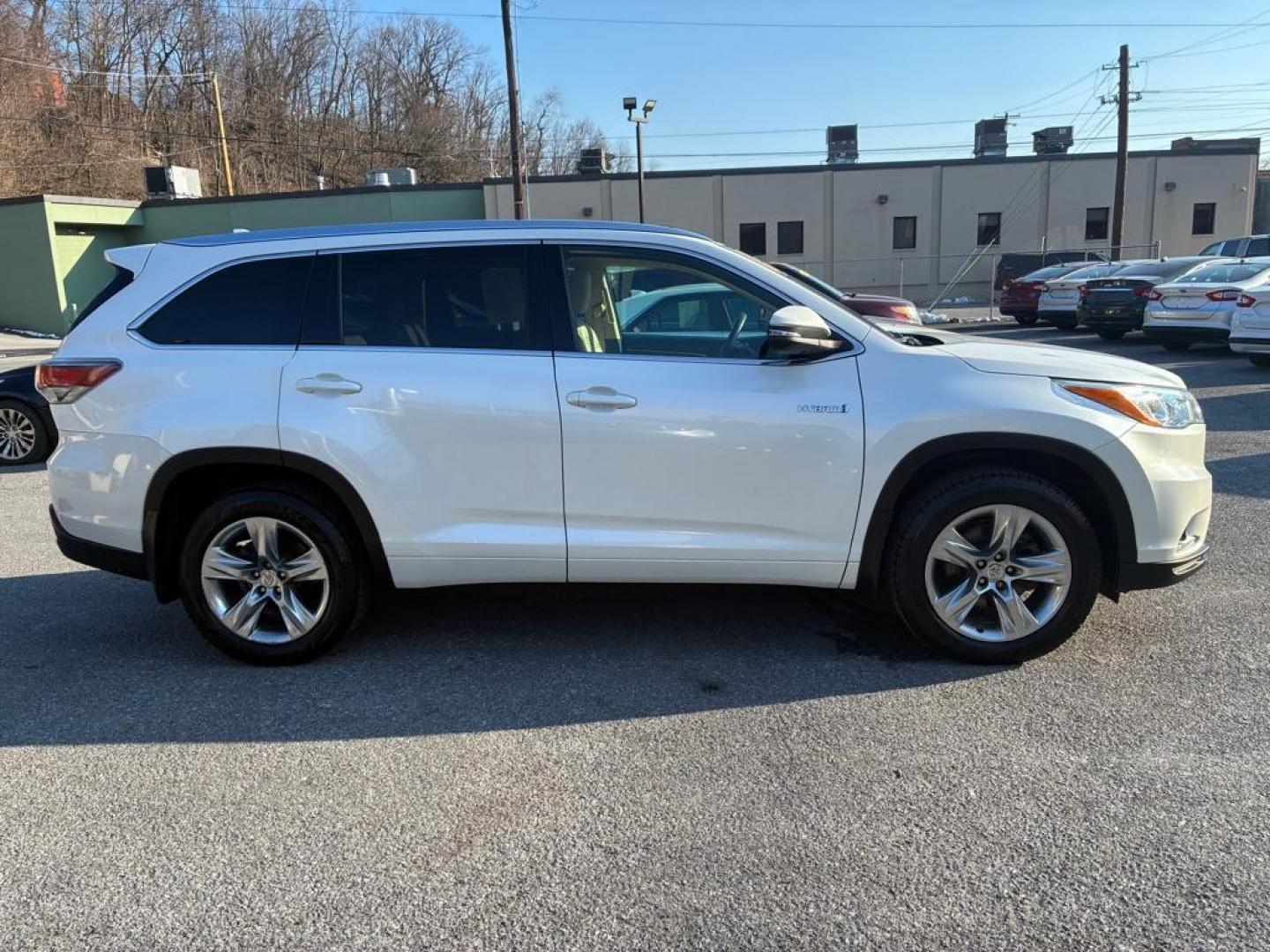 2015 WHITE TOYOTA HIGHLANDER HYBRID LIMITED (5TDDCRFH9FS) with an 3.5L engine, Continuously Variable transmission, located at 117 North Cameron Street, Harrisburg, PA, 17101, (717) 963-8962, 40.266762, -76.875259 - WE FINANCE!!! Good Credit/ Challenged Credit/ No Credit - ALL Trade-Ins Welcomed!!! APPLY ONLINE or CALL us TODAY ;) Please call us to discuss your cash and/or financing options. - Photo#5