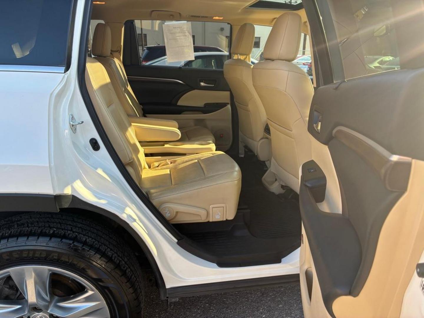 2015 WHITE TOYOTA HIGHLANDER HYBRID LIMITED (5TDDCRFH9FS) with an 3.5L engine, Continuously Variable transmission, located at 117 North Cameron Street, Harrisburg, PA, 17101, (717) 963-8962, 40.266762, -76.875259 - WE FINANCE!!! Good Credit/ Challenged Credit/ No Credit - ALL Trade-Ins Welcomed!!! APPLY ONLINE or CALL us TODAY ;) Please call us to discuss your cash and/or financing options. - Photo#8