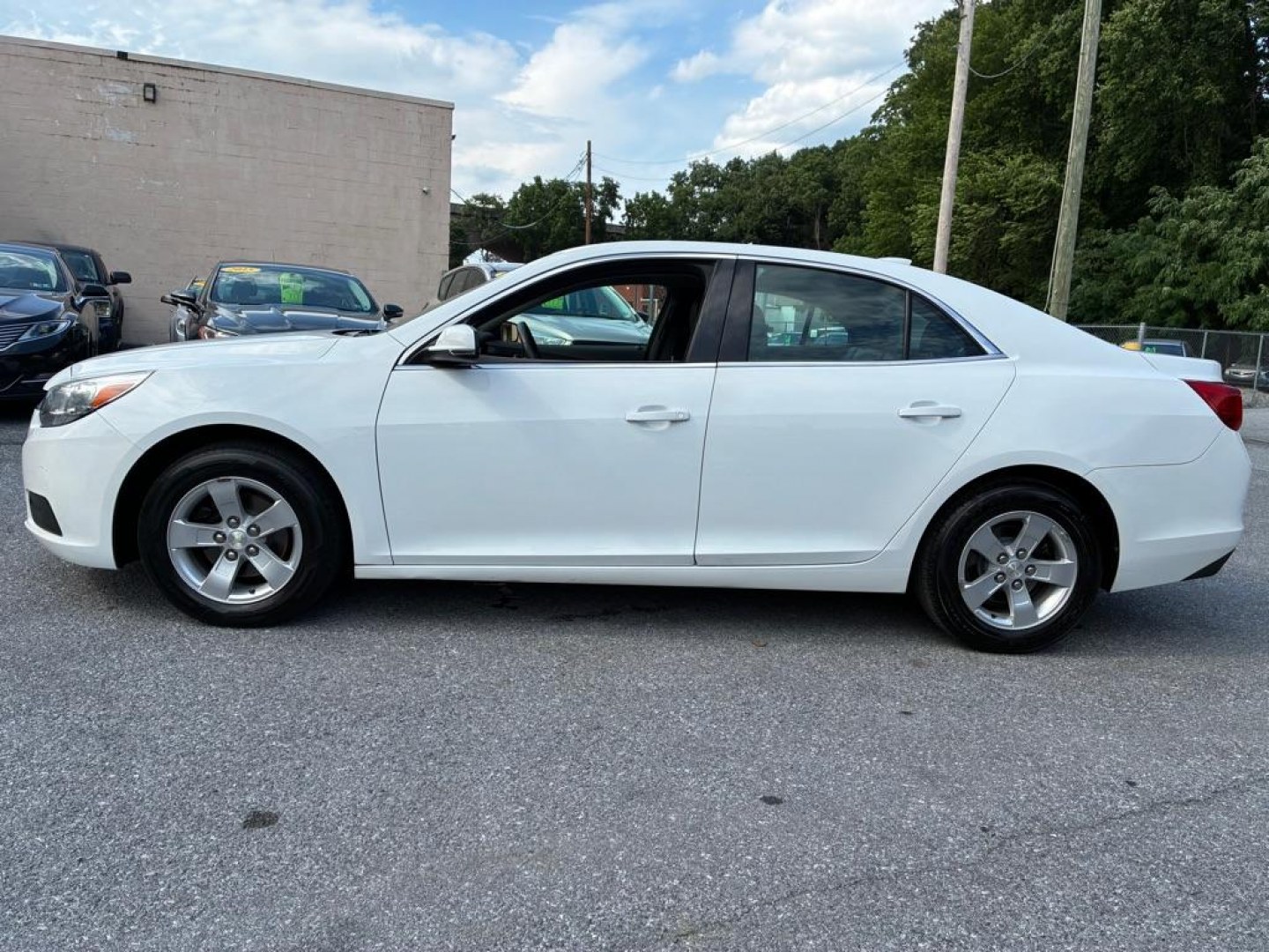 2016 WHITE CHEVROLET MALIBU LIMITED LT (1G11C5SAXGF) with an 2.5L engine, Automatic transmission, located at 117 North Cameron Street, Harrisburg, PA, 17101, (717) 963-8962, 40.266762, -76.875259 - WE FINANCE!!! MOST vehicles are available for financing. Good Credit/ Challenged Credit/ No Credit - ALL Trade-Ins Welcomed!!! APPLY ONLINE or CALL us TODAY Please call us to discuss your cash and/or financing options. Thanks for checking our inventory! We're here to help.- Photo#1
