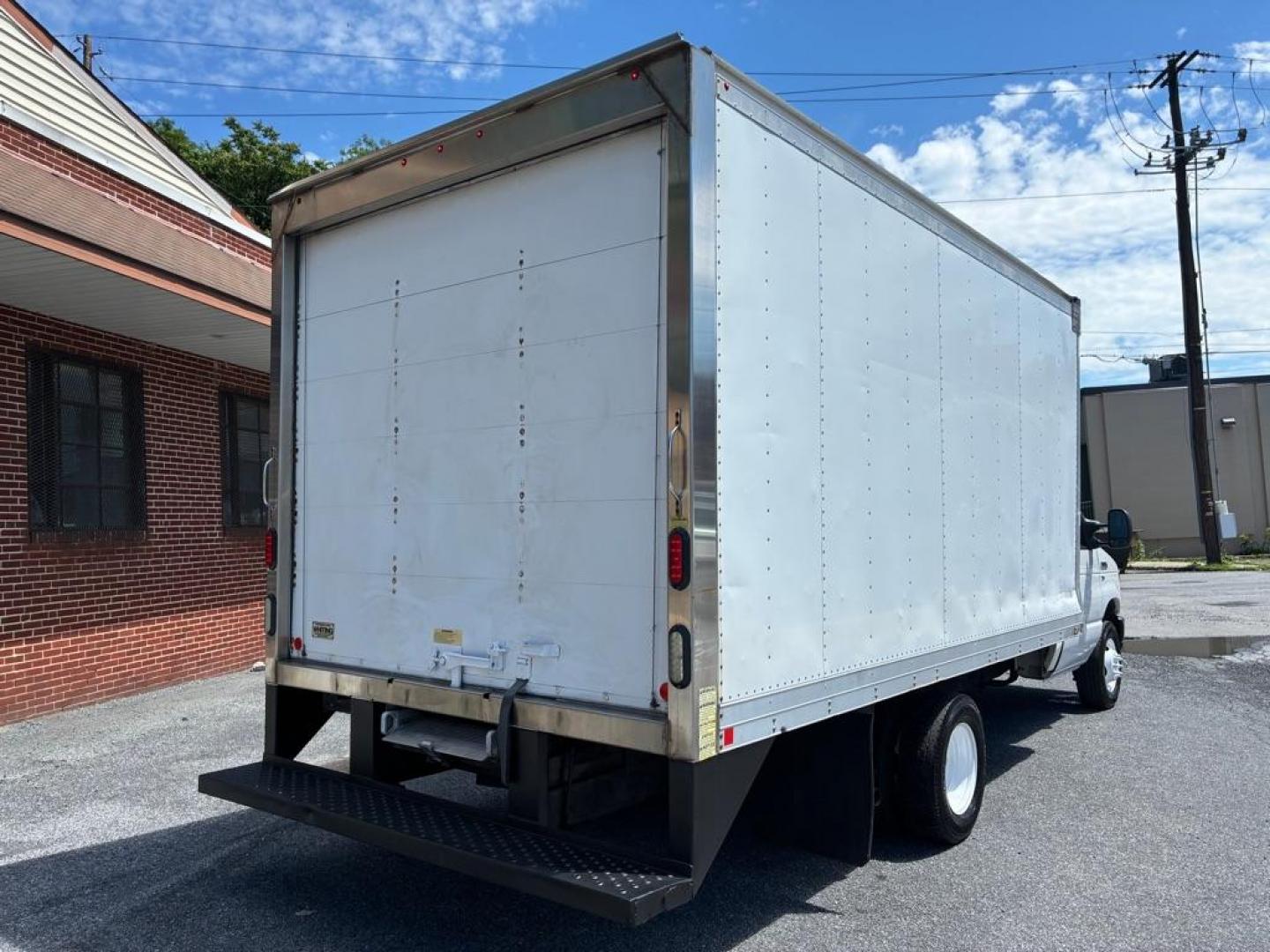 2016 WHITE FORD ECONOLINE E350 SUPER DUTY CUTAWAY VAN (1FDWE3FL6GD) with an 5.4L engine, Automatic transmission, located at 117 North Cameron Street, Harrisburg, PA, 17101, (717) 963-8962, 40.266762, -76.875259 - WE FINANCE!!! MOST vehicles are available for financing. Good Credit/ Challenged Credit/ No Credit - ALL Trade-Ins Welcomed!!! APPLY ONLINE or CALL us TODAY Please call us to discuss your cash and/or financing options. Thanks for checking our inventory! We're here to help. - Photo#4