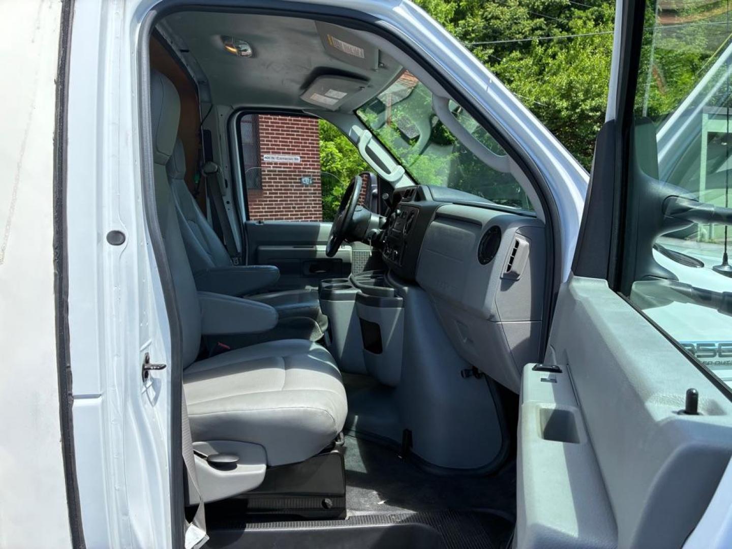 2016 WHITE FORD ECONOLINE E350 SUPER DUTY CUTAWAY VAN (1FDWE3FL6GD) with an 5.4L engine, Automatic transmission, located at 117 North Cameron Street, Harrisburg, PA, 17101, (717) 963-8962, 40.266762, -76.875259 - WE FINANCE!!! MOST vehicles are available for financing. Good Credit/ Challenged Credit/ No Credit - ALL Trade-Ins Welcomed!!! APPLY ONLINE or CALL us TODAY Please call us to discuss your cash and/or financing options. Thanks for checking our inventory! We're here to help. - Photo#8