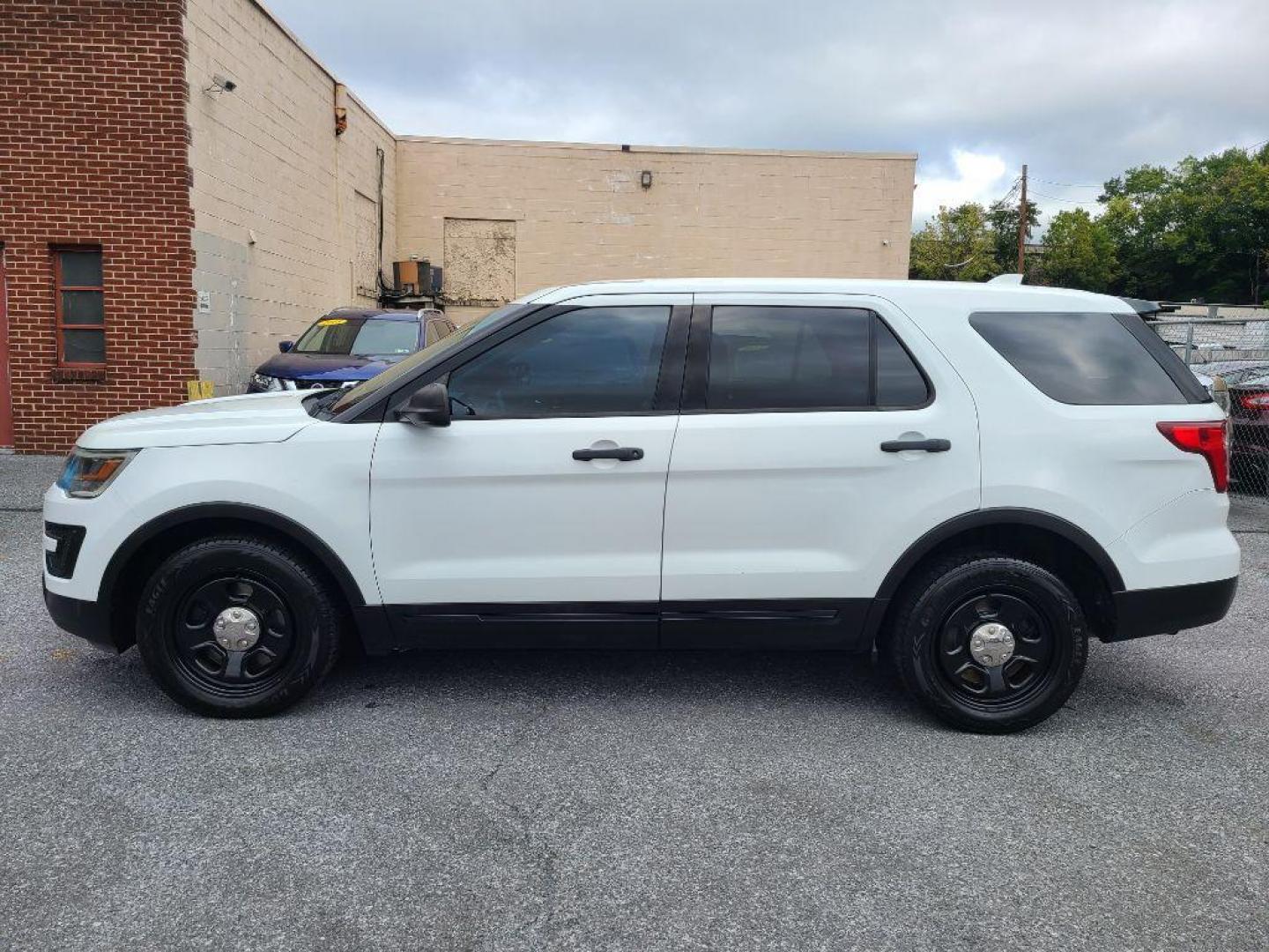 2016 WHITE FORD EXPLORER POLICE INTERCEPTOR (1FM5K8AR4GG) with an 3.7L engine, Automatic transmission, located at 117 North Cameron Street, Harrisburg, PA, 17101, (717) 963-8962, 40.266762, -76.875259 - WE FINANCE!!! Good Credit/ Bad Credit/ No Credit - ALL Trade-Ins Welcomed!!! ***Guaranteed Credit Approval*** APPLY ONLINE or CALL us TODAY ;) Please call us to discuss your cash and financing options. - Photo#1