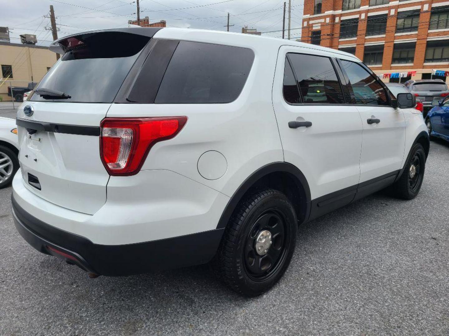 2016 WHITE FORD EXPLORER POLICE INTERCEPTOR (1FM5K8AR4GG) with an 3.7L engine, Automatic transmission, located at 117 North Cameron Street, Harrisburg, PA, 17101, (717) 963-8962, 40.266762, -76.875259 - WE FINANCE!!! Good Credit/ Bad Credit/ No Credit - ALL Trade-Ins Welcomed!!! ***Guaranteed Credit Approval*** APPLY ONLINE or CALL us TODAY ;) Please call us to discuss your cash and financing options. - Photo#4