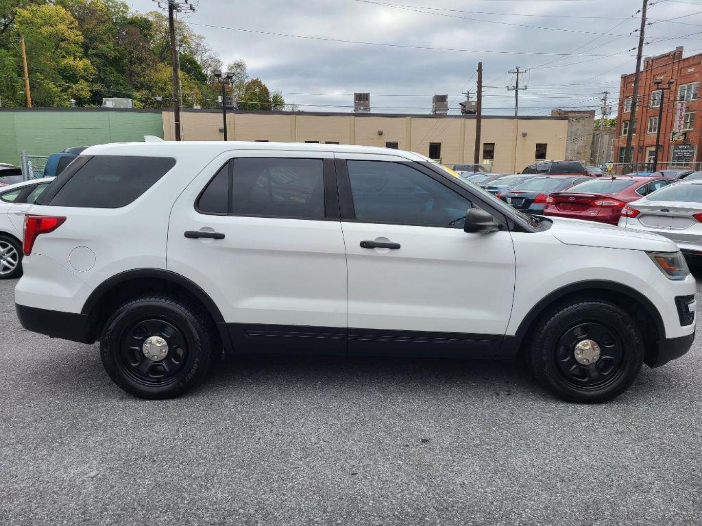 2016 WHITE FORD EXPLORER POLICE INTERCEPTOR (1FM5K8AR4GG) with an 3.7L engine, Automatic transmission, located at 117 North Cameron Street, Harrisburg, PA, 17101, (717) 963-8962, 40.266762, -76.875259 - WE FINANCE!!! Good Credit/ Bad Credit/ No Credit - ALL Trade-Ins Welcomed!!! ***Guaranteed Credit Approval*** APPLY ONLINE or CALL us TODAY ;) Please call us to discuss your cash and financing options. - Photo#5