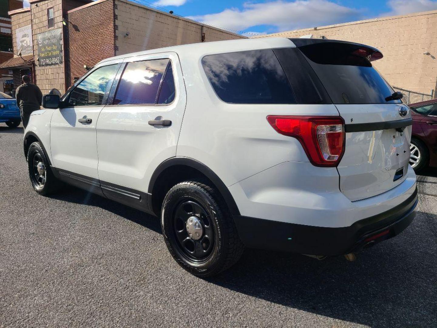 2016 WHITE FORD EXPLORER POLICE INTERCEPTOR (1FM5K8AR2GG) with an 3.7L engine, Automatic transmission, located at 117 North Cameron Street, Harrisburg, PA, 17101, (717) 963-8962, 40.266762, -76.875259 - WE FINANCE!!! Good Credit/ Bad Credit/ No Credit - ALL Trade-Ins Welcomed!!! ***Guaranteed Credit Approval*** APPLY ONLINE or CALL us TODAY ;) Please call us to discuss your cash and financing options. - Photo#2