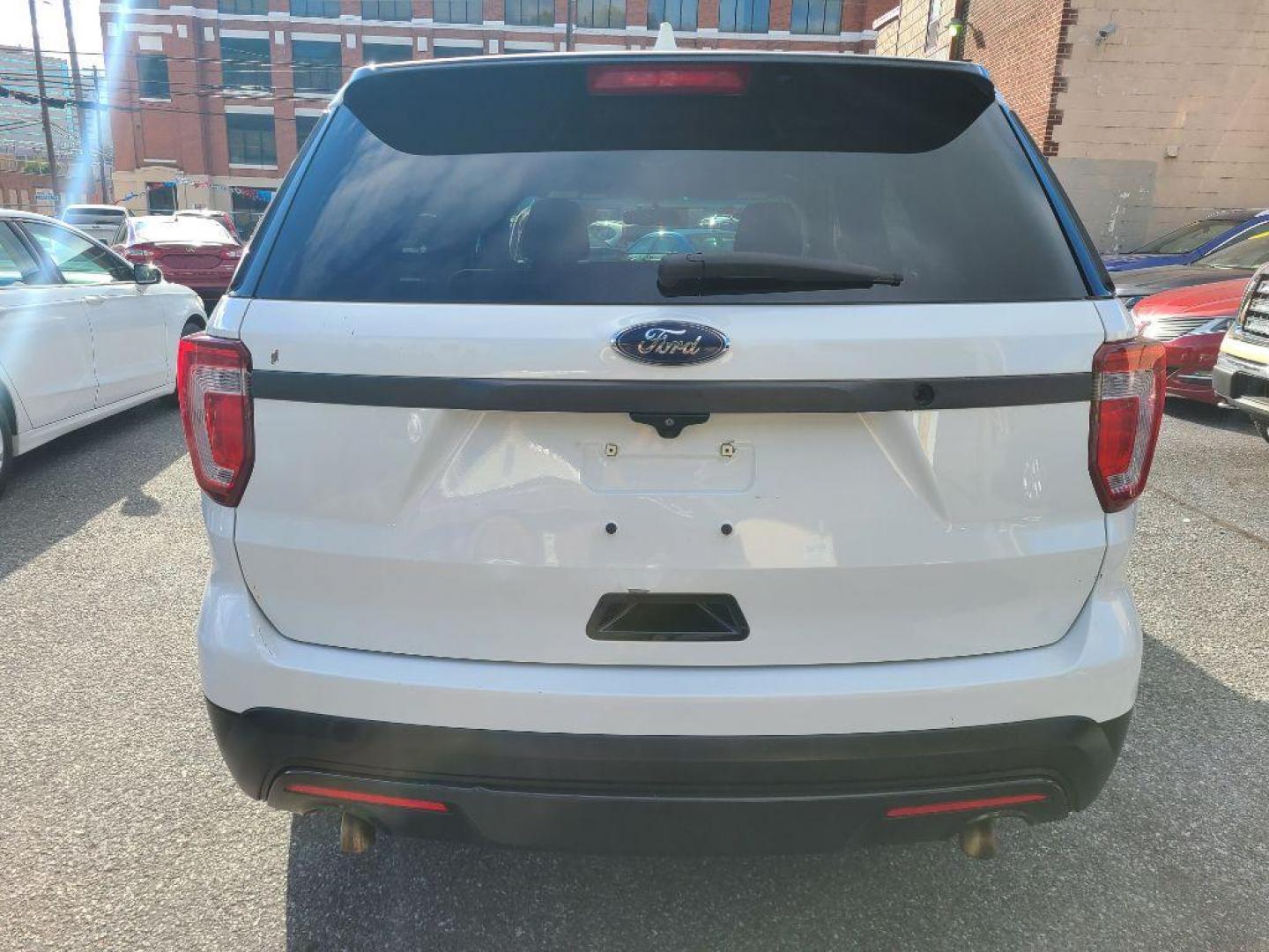 2016 WHITE FORD EXPLORER POLICE INTERCEPTOR (1FM5K8AR2GG) with an 3.7L engine, Automatic transmission, located at 117 North Cameron Street, Harrisburg, PA, 17101, (717) 963-8962, 40.266762, -76.875259 - WE FINANCE!!! Good Credit/ Bad Credit/ No Credit - ALL Trade-Ins Welcomed!!! ***Guaranteed Credit Approval*** APPLY ONLINE or CALL us TODAY ;) Please call us to discuss your cash and financing options. - Photo#3