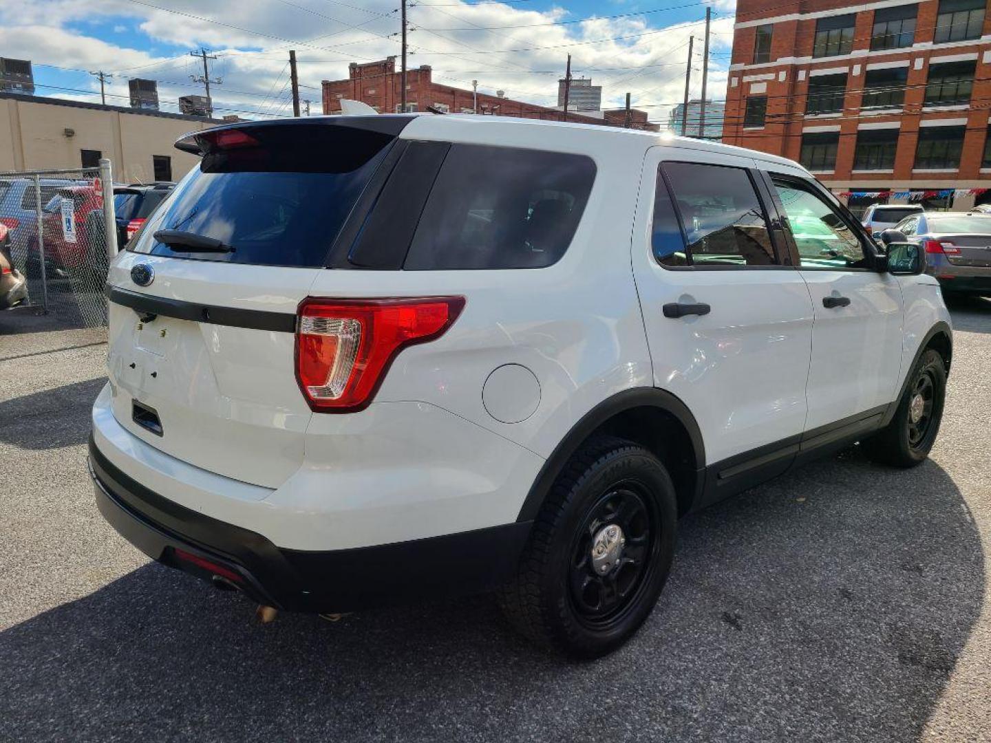 2016 WHITE FORD EXPLORER POLICE INTERCEPTOR (1FM5K8AR2GG) with an 3.7L engine, Automatic transmission, located at 117 North Cameron Street, Harrisburg, PA, 17101, (717) 963-8962, 40.266762, -76.875259 - WE FINANCE!!! Good Credit/ Bad Credit/ No Credit - ALL Trade-Ins Welcomed!!! ***Guaranteed Credit Approval*** APPLY ONLINE or CALL us TODAY ;) Please call us to discuss your cash and financing options. - Photo#4