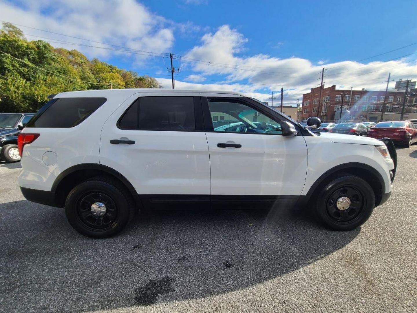 2016 WHITE FORD EXPLORER POLICE INTERCEPTOR (1FM5K8AR2GG) with an 3.7L engine, Automatic transmission, located at 117 North Cameron Street, Harrisburg, PA, 17101, (717) 963-8962, 40.266762, -76.875259 - WE FINANCE!!! Good Credit/ Bad Credit/ No Credit - ALL Trade-Ins Welcomed!!! ***Guaranteed Credit Approval*** APPLY ONLINE or CALL us TODAY ;) Please call us to discuss your cash and financing options. - Photo#5