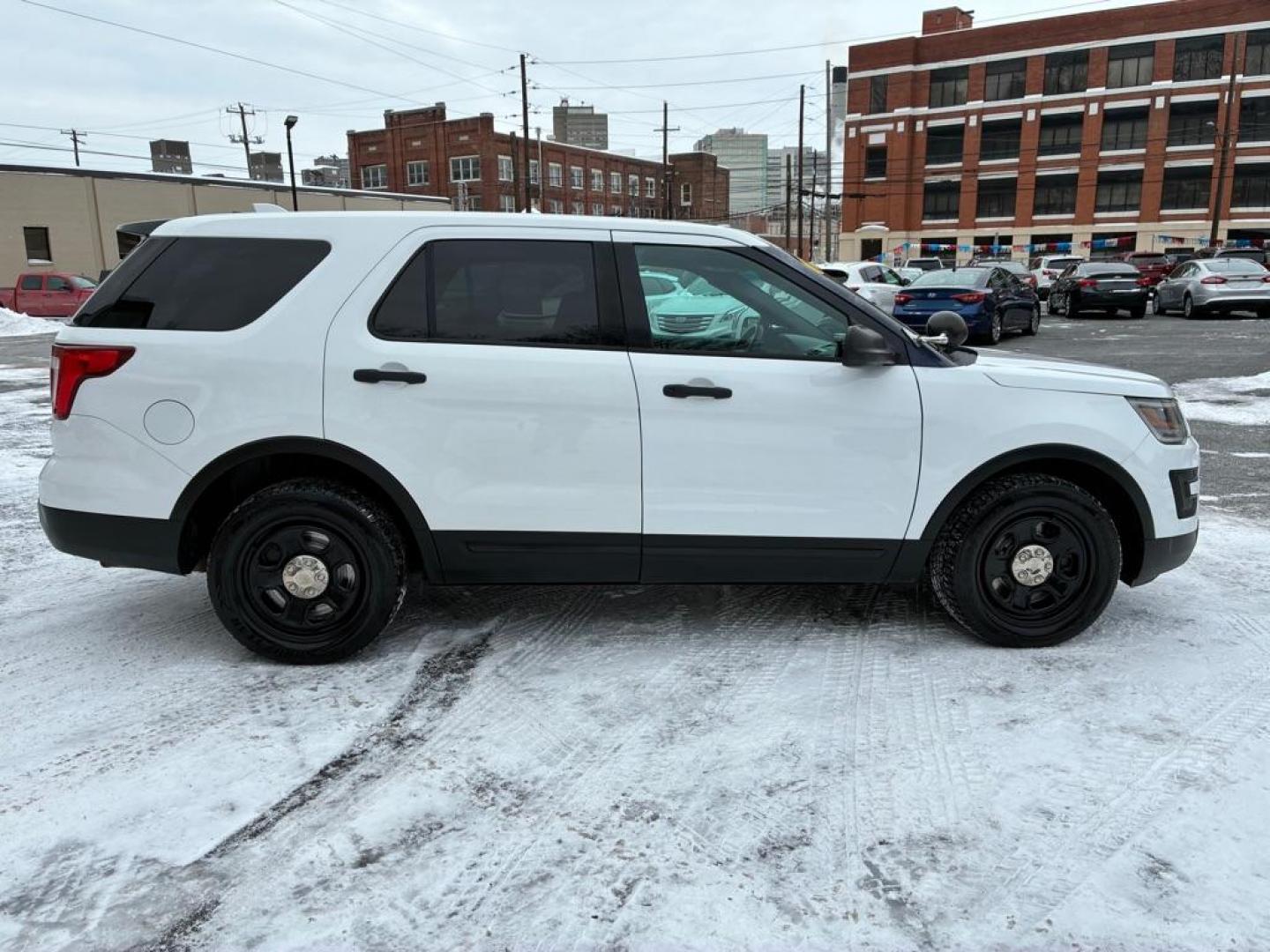 2016 WHITE FORD EXPLORER POLICE INTERCEPTOR (1FM5K8AR3GG) with an 3.7L engine, Automatic transmission, located at 117 North Cameron Street, Harrisburg, PA, 17101, (717) 963-8962, 40.266762, -76.875259 - WE FINANCE!!! Good Credit/ Challenged Credit/ No Credit - ALL Trade-Ins Welcomed!!! APPLY ONLINE or CALL us TODAY ;) Please call us to discuss your cash and/or financing options. - Photo#5