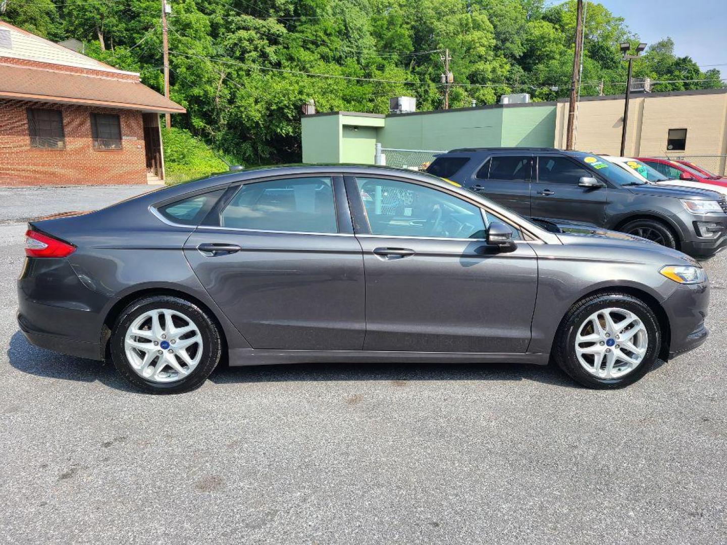 2016 GRAY FORD FUSION SE (3FA6P0H70GR) with an 2.5L engine, Automatic transmission, located at 117 North Cameron Street, Harrisburg, PA, 17101, (717) 963-8962, 40.266762, -76.875259 - WE FINANCE!!! Good Credit/ Bad Credit/ No Credit - ALL Trade-Ins Welcomed!!! ***Guaranteed Credit Approval*** APPLY ONLINE or CALL us TODAY ;) Internet Prices and Marketplace Prices are SPECIAL discounted ***CASH DEALS*** Retail Prices are higher. Please call us to discuss your cash and finan - Photo#5