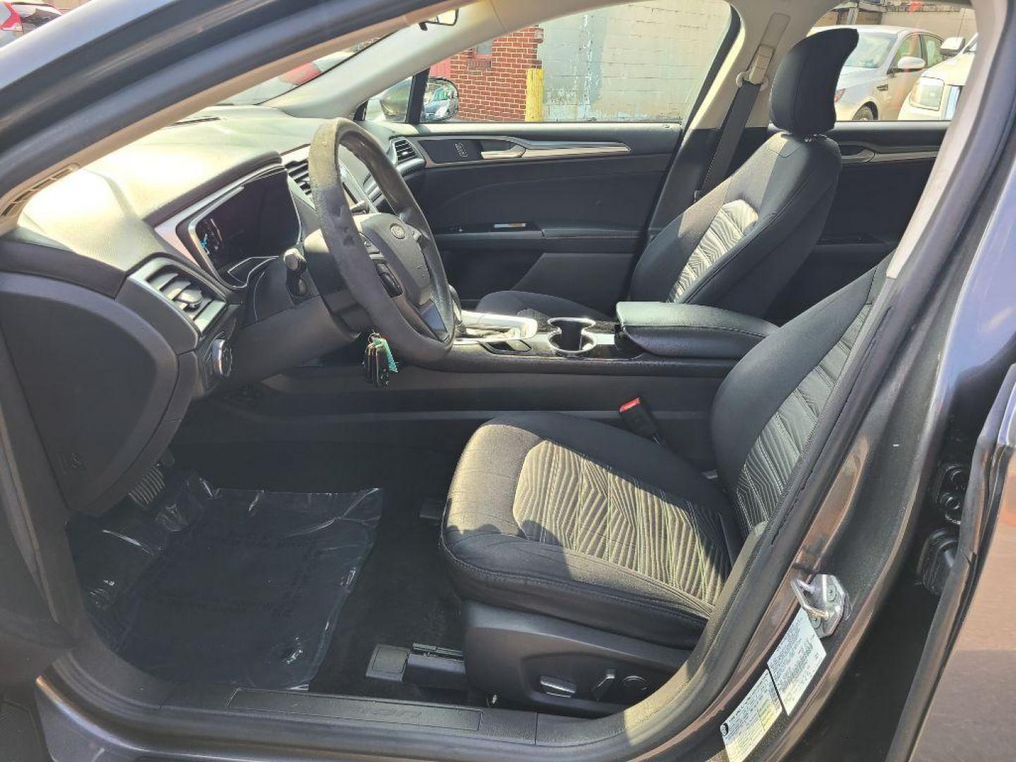 2016 GRAY FORD FUSION SE (3FA6P0H70GR) with an 2.5L engine, Automatic transmission, located at 117 North Cameron Street, Harrisburg, PA, 17101, (717) 963-8962, 40.266762, -76.875259 - WE FINANCE!!! Good Credit/ Bad Credit/ No Credit - ALL Trade-Ins Welcomed!!! ***Guaranteed Credit Approval*** APPLY ONLINE or CALL us TODAY ;) Internet Prices and Marketplace Prices are SPECIAL discounted ***CASH DEALS*** Retail Prices are higher. Please call us to discuss your cash and finan - Photo#12
