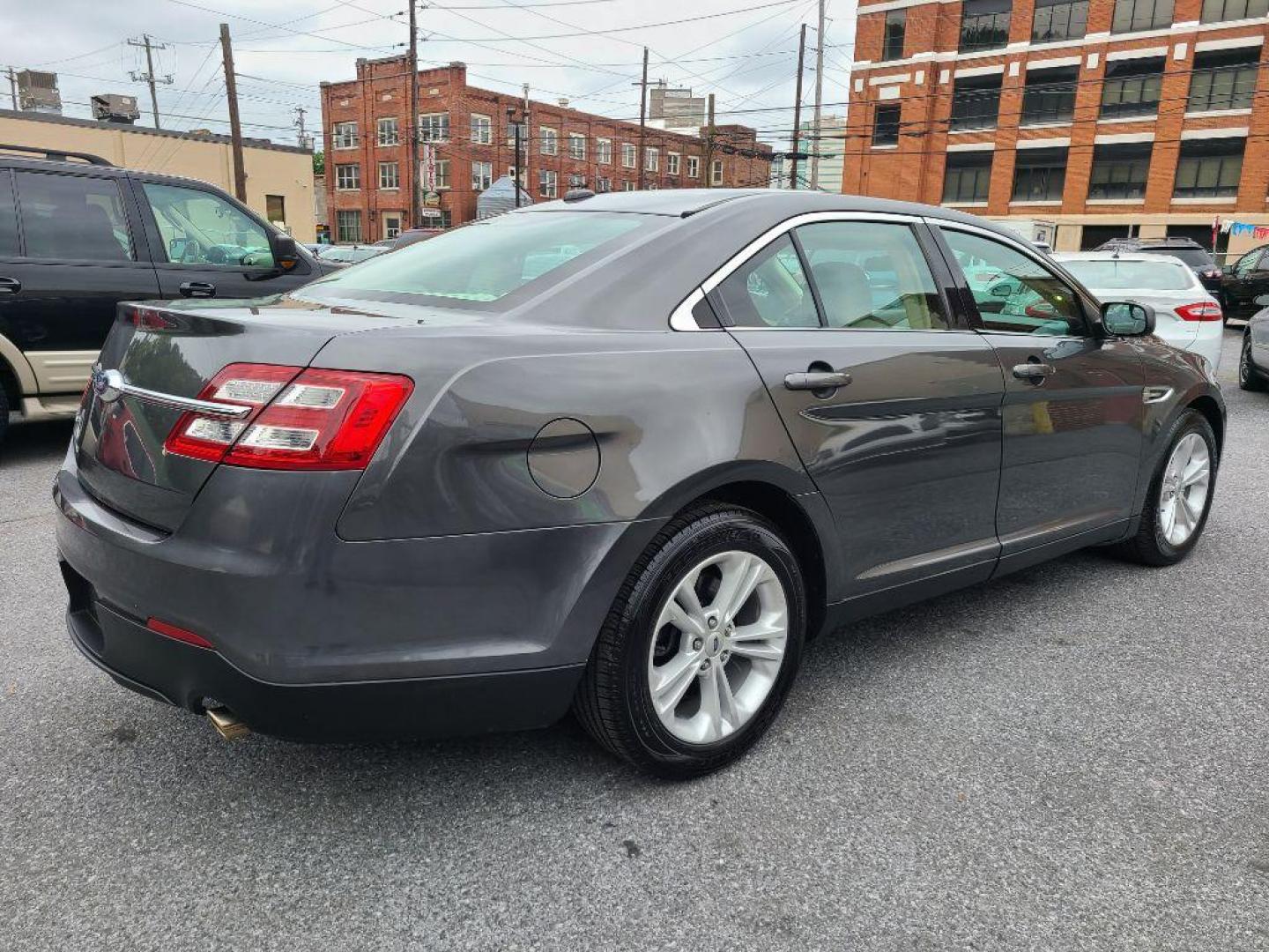 2016 GRAY FORD TAURUS SE (1FAHP2D80GG) with an 3.5L engine, Automatic transmission, located at 117 North Cameron Street, Harrisburg, PA, 17101, (717) 963-8962, 40.266762, -76.875259 - WE FINANCE!!! Good Credit/ Bad Credit/ No Credit - ALL Trade-Ins Welcomed!!! ***Guaranteed Credit Approval*** APPLY ONLINE or CALL us TODAY ;) Internet Prices and Marketplace Prices are SPECIAL discounted ***CASH DEALS*** Retail Prices are higher. Please call us to discuss your cash and finan - Photo#7