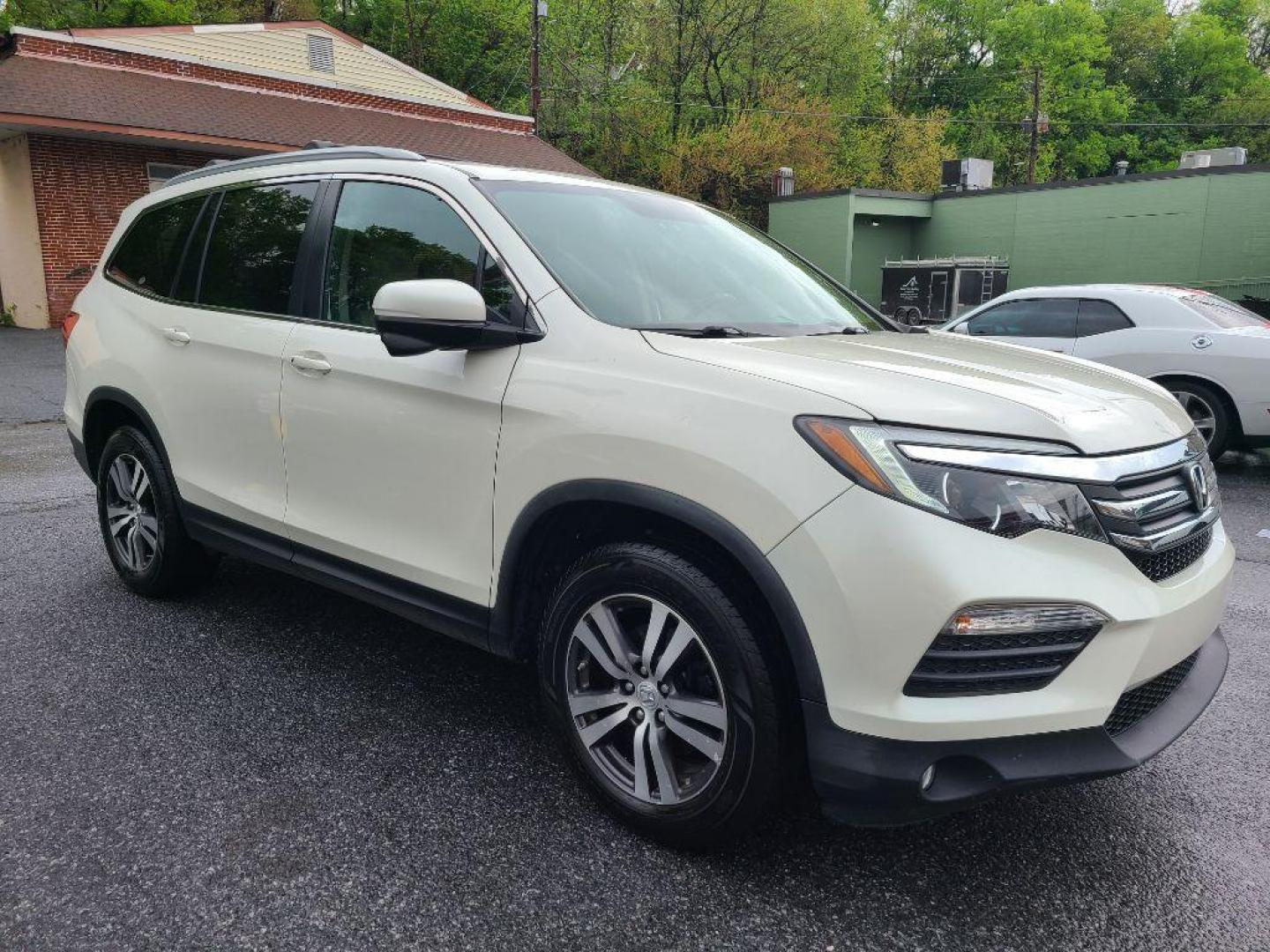 2016 WHITE HONDA PILOT EXL (5FNYF6H5XGB) with an 3.5L engine, Automatic transmission, located at 7981 Paxton Street, Harrisburg, PA, 17111, (717) 561-2926, 40.261490, -76.749229 - WE FINANCE!!! Good Credit/ Bad Credit/ No Credit - ALL Trade-Ins Welcomed!!! ***Guaranteed Credit Approval*** APPLY ONLINE or CALL us TODAY ;) Internet Prices and Marketplace Prices are SPECIAL discounted ***CASH DEALS*** Retail Prices are higher. Please call us to discuss your cash and finan - Photo#6