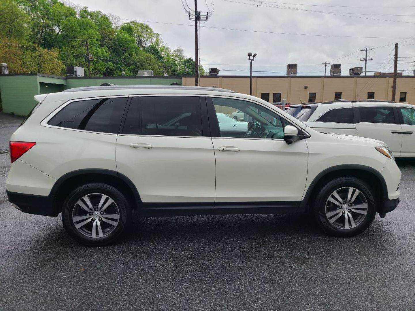 2016 WHITE HONDA PILOT EXL (5FNYF6H5XGB) with an 3.5L engine, Automatic transmission, located at 7981 Paxton Street, Harrisburg, PA, 17111, (717) 561-2926, 40.261490, -76.749229 - WE FINANCE!!! Good Credit/ Bad Credit/ No Credit - ALL Trade-Ins Welcomed!!! ***Guaranteed Credit Approval*** APPLY ONLINE or CALL us TODAY ;) Internet Prices and Marketplace Prices are SPECIAL discounted ***CASH DEALS*** Retail Prices are higher. Please call us to discuss your cash and finan - Photo#7