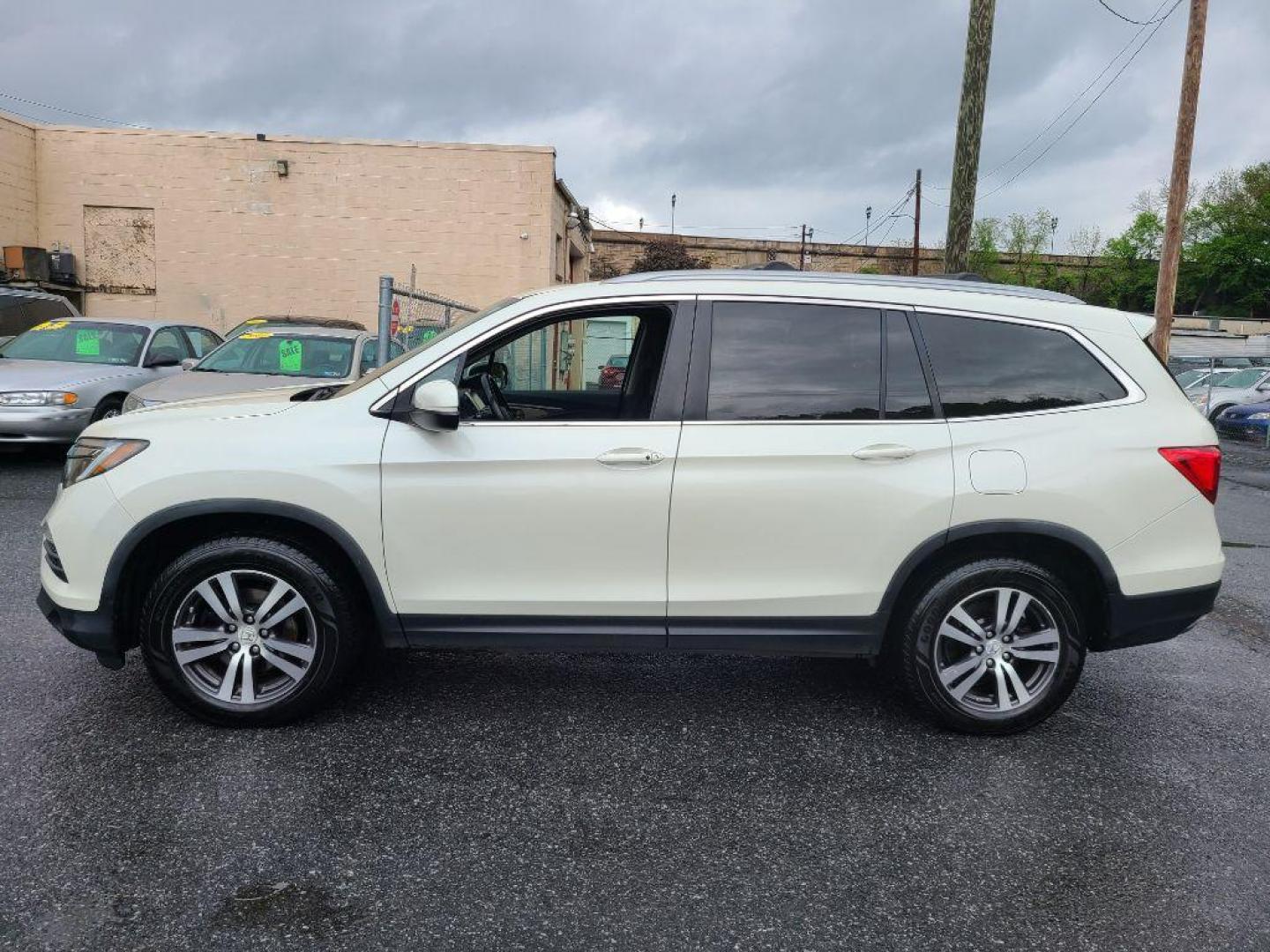 2016 WHITE HONDA PILOT EXL (5FNYF6H5XGB) with an 3.5L engine, Automatic transmission, located at 7981 Paxton Street, Harrisburg, PA, 17111, (717) 561-2926, 40.261490, -76.749229 - WE FINANCE!!! Good Credit/ Bad Credit/ No Credit - ALL Trade-Ins Welcomed!!! ***Guaranteed Credit Approval*** APPLY ONLINE or CALL us TODAY ;) Internet Prices and Marketplace Prices are SPECIAL discounted ***CASH DEALS*** Retail Prices are higher. Please call us to discuss your cash and finan - Photo#8