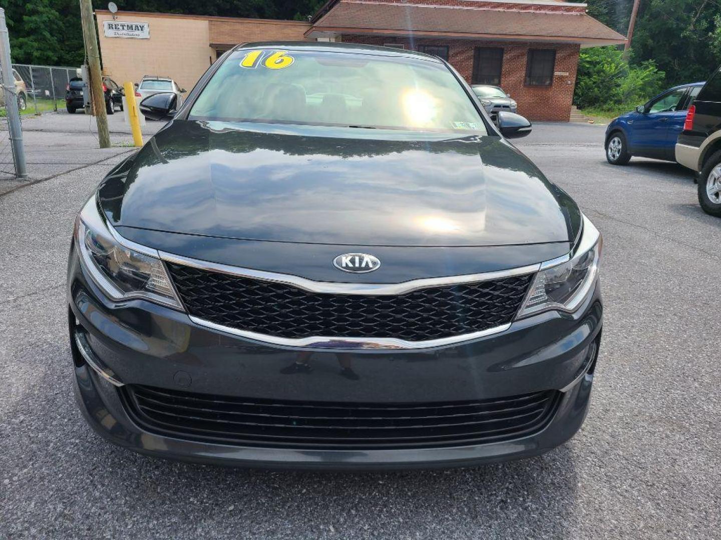 2016 GRAY KIA OPTIMA LX (KNAGT4L34G5) with an 2.4L engine, Automatic transmission, located at 117 North Cameron Street, Harrisburg, PA, 17101, (717) 963-8962, 40.266762, -76.875259 - WE FINANCE!!! Good Credit/ Bad Credit/ No Credit - ALL Trade-Ins Welcomed!!! ***Guaranteed Credit Approval*** APPLY ONLINE or CALL us TODAY ;) Internet Prices and Marketplace Prices are SPECIAL discounted ***CASH DEALS*** Retail Prices are higher. Please call us to discuss your cash and finan - Photo#7