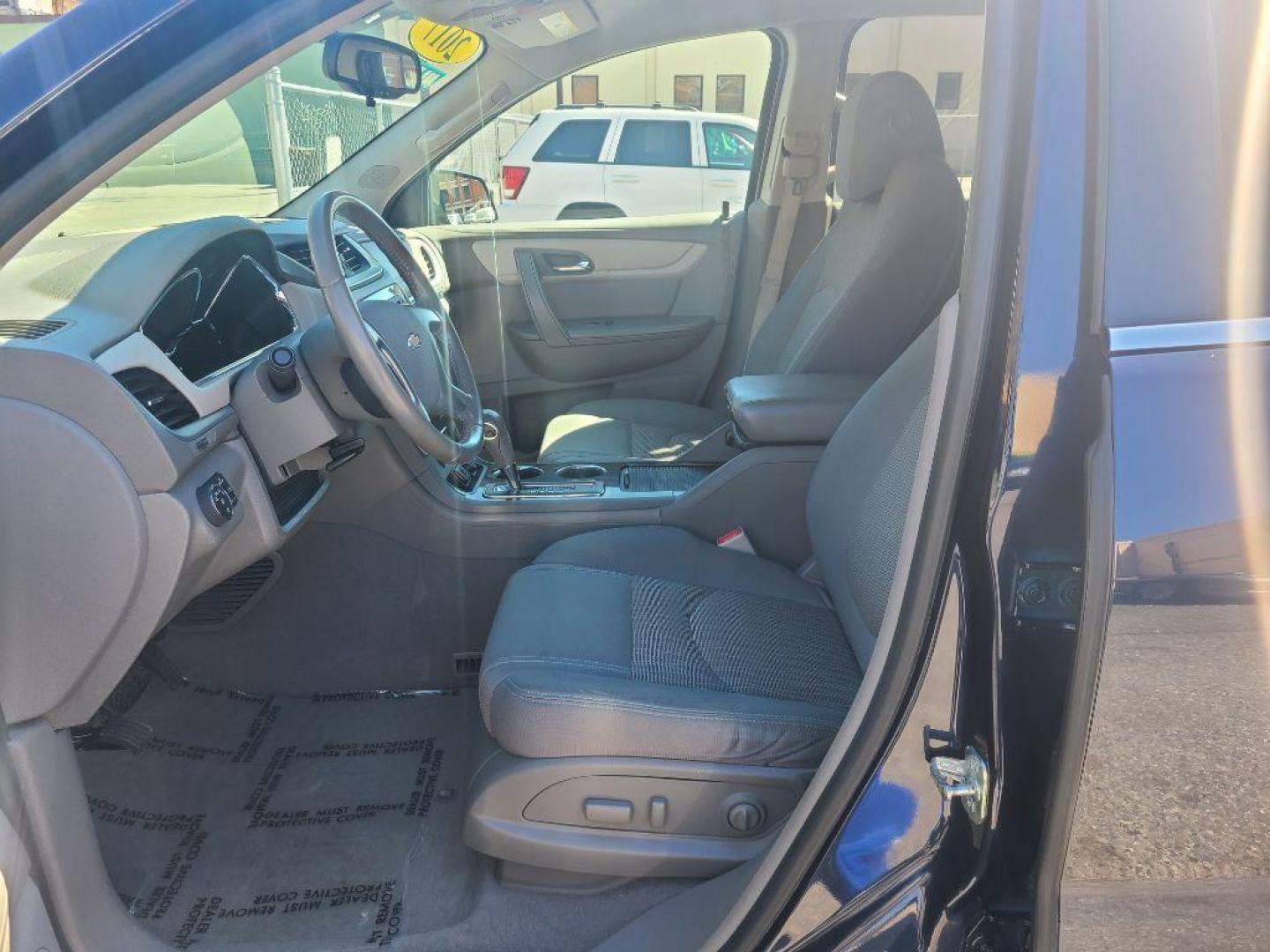 2017 BLUE CHEVROLET TRAVERSE LT (1GNKVGKD9HJ) with an 3.6L engine, Automatic transmission, located at 117 North Cameron Street, Harrisburg, PA, 17101, (717) 963-8962, 40.266762, -76.875259 - WE FINANCE!!! Good Credit/ Bad Credit/ No Credit - ALL Trade-Ins Welcomed!!! ***Guaranteed Credit Approval*** APPLY ONLINE or CALL us TODAY ;) Internet Prices and Marketplace Prices are SPECIAL discounted ***CASH DEALS*** Retail Prices are higher. Please call us to discuss your cash and finan - Photo#11