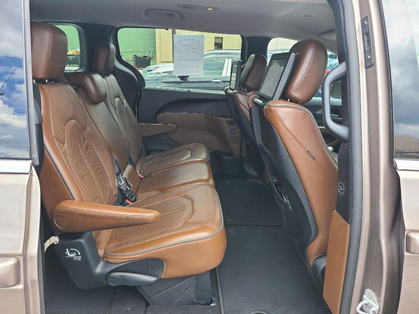 2017 GRAY CHRYSLER PACIFICA LIMITED (2C4RC1GG8HR) with an 3.6L engine, Automatic transmission, located at 117 North Cameron Street, Harrisburg, PA, 17101, (717) 963-8962, 40.266762, -76.875259 - WE FINANCE!!! Good Credit/ Bad Credit/ No Credit - ALL Trade-Ins Welcomed!!! ***Guaranteed Credit Approval*** APPLY ONLINE or CALL us TODAY ;) Internet Prices and Marketplace Prices are SPECIAL discounted ***CASH DEALS*** Retail Prices are higher. Please call us to discuss your cash and finan - Photo#10