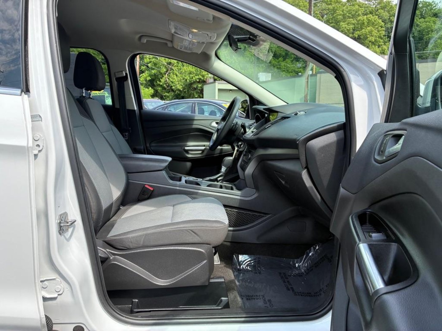 2017 WHITE FORD ESCAPE SE (1FMCU0GD7HU) with an 1.5L engine, Automatic transmission, located at 117 North Cameron Street, Harrisburg, PA, 17101, (717) 963-8962, 40.266762, -76.875259 - WE FINANCE!!! MOST vehicles are available for financing. Good Credit/ Challenged Credit/ No Credit - ALL Trade-Ins Welcomed!!! APPLY ONLINE or CALL us TODAY Please call us to discuss your cash and/or financing options. Thanks for checking our inventory! We're here to help.- Photo#8