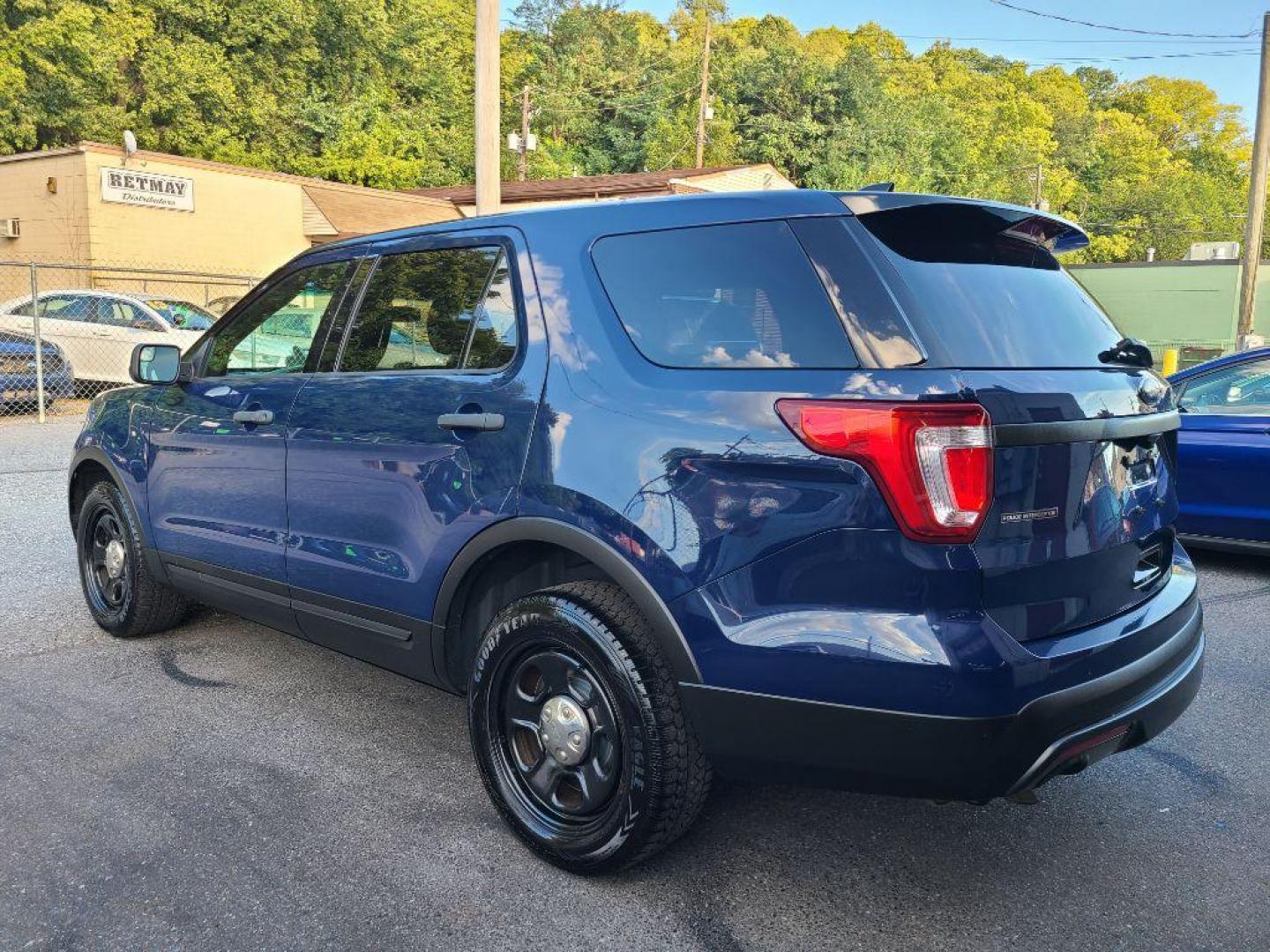 2017 BLUE FORD EXPLORER POLICE INTERCEPTOR (1FM5K8AR6HG) with an 3.7L engine, Automatic transmission, located at 117 North Cameron Street, Harrisburg, PA, 17101, (717) 963-8962, 40.266762, -76.875259 - WE FINANCE!!! Good Credit/ Bad Credit/ No Credit - ALL Trade-Ins Welcomed!!! ***Guaranteed Credit Approval*** APPLY ONLINE or CALL us TODAY ;) Internet Prices and Marketplace Prices are SPECIAL discounted ***CASH DEALS*** Retail Prices are higher. Please call us to discuss your cash and finan - Photo#3