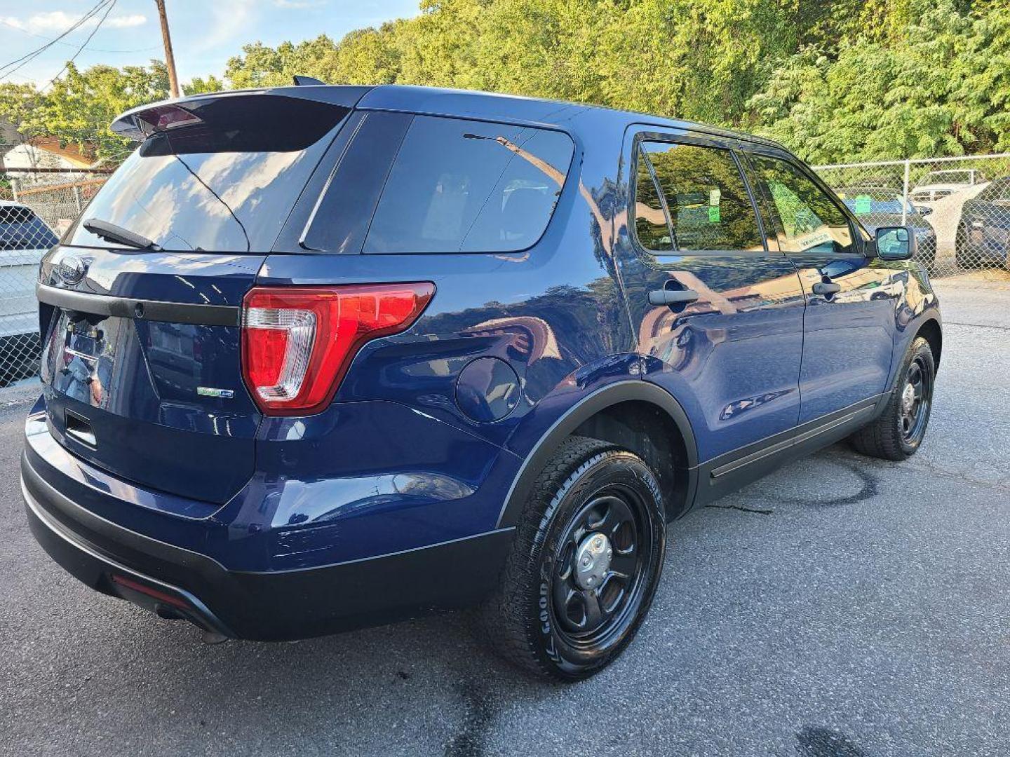 2017 BLUE FORD EXPLORER POLICE INTERCEPTOR (1FM5K8AR6HG) with an 3.7L engine, Automatic transmission, located at 117 North Cameron Street, Harrisburg, PA, 17101, (717) 963-8962, 40.266762, -76.875259 - WE FINANCE!!! Good Credit/ Bad Credit/ No Credit - ALL Trade-Ins Welcomed!!! ***Guaranteed Credit Approval*** APPLY ONLINE or CALL us TODAY ;) Internet Prices and Marketplace Prices are SPECIAL discounted ***CASH DEALS*** Retail Prices are higher. Please call us to discuss your cash and finan - Photo#5