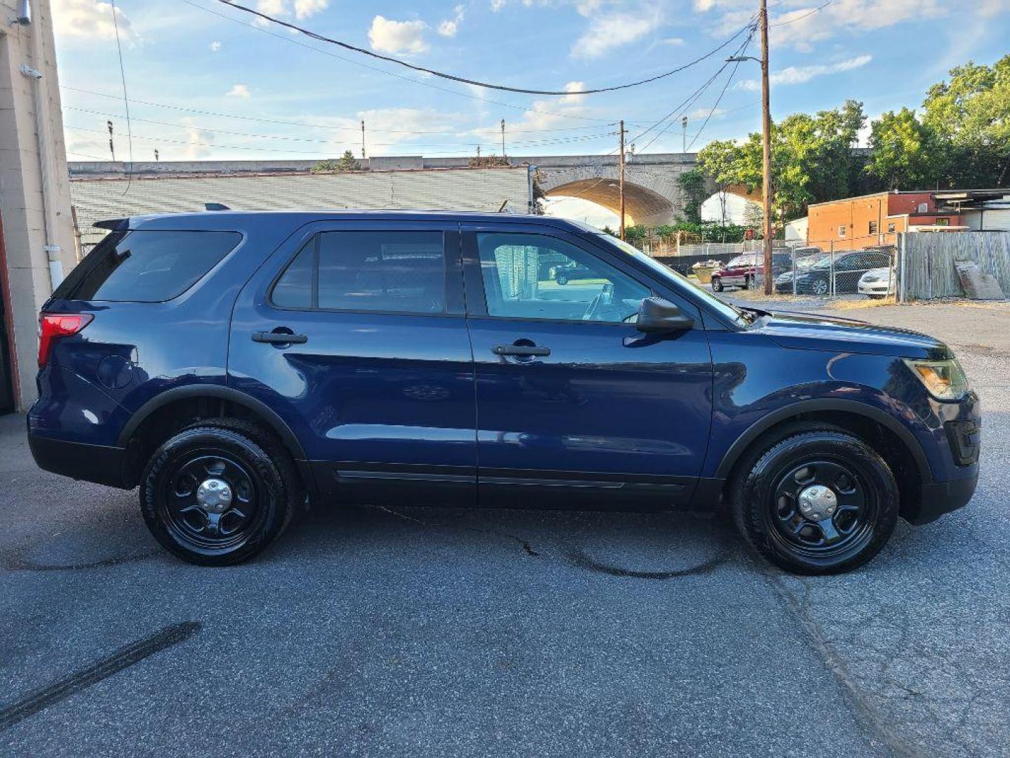 2017 BLUE FORD EXPLORER POLICE INTERCEPTOR (1FM5K8AR6HG) with an 3.7L engine, Automatic transmission, located at 117 North Cameron Street, Harrisburg, PA, 17101, (717) 963-8962, 40.266762, -76.875259 - WE FINANCE!!! Good Credit/ Bad Credit/ No Credit - ALL Trade-Ins Welcomed!!! ***Guaranteed Credit Approval*** APPLY ONLINE or CALL us TODAY ;) Internet Prices and Marketplace Prices are SPECIAL discounted ***CASH DEALS*** Retail Prices are higher. Please call us to discuss your cash and finan - Photo#6