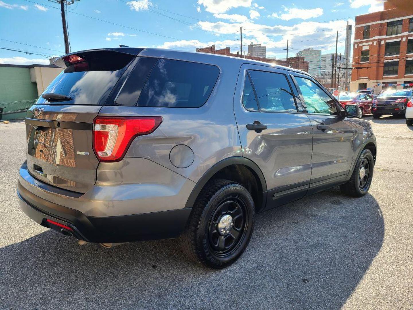 2017 GRAY FORD EXPLORER POLICE INTERCEPTOR (1FM5K8AR8HG) with an 3.7L engine, Automatic transmission, located at 117 North Cameron Street, Harrisburg, PA, 17101, (717) 963-8962, 40.266762, -76.875259 - WE FINANCE!!! Good Credit/ Bad Credit/ No Credit - ALL Trade-Ins Welcomed!!! ***Guaranteed Credit Approval*** APPLY ONLINE or CALL us TODAY ;) Please call us to discuss your cash and financing options. - Photo#4