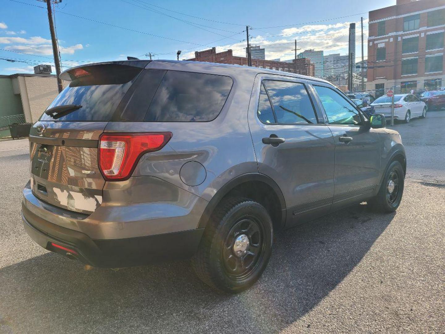 2017 GRAY FORD EXPLORER POLICE INTERCEPTOR (1FM5K8AR6HG) with an 3.7L engine, Automatic transmission, located at 117 North Cameron Street, Harrisburg, PA, 17101, (717) 963-8962, 40.266762, -76.875259 - WE FINANCE!!! Good Credit/ Bad Credit/ No Credit - ALL Trade-Ins Welcomed!!! ***Guaranteed Credit Approval*** APPLY ONLINE or CALL us TODAY ;) Please call us to discuss your cash and financing options. - Photo#4