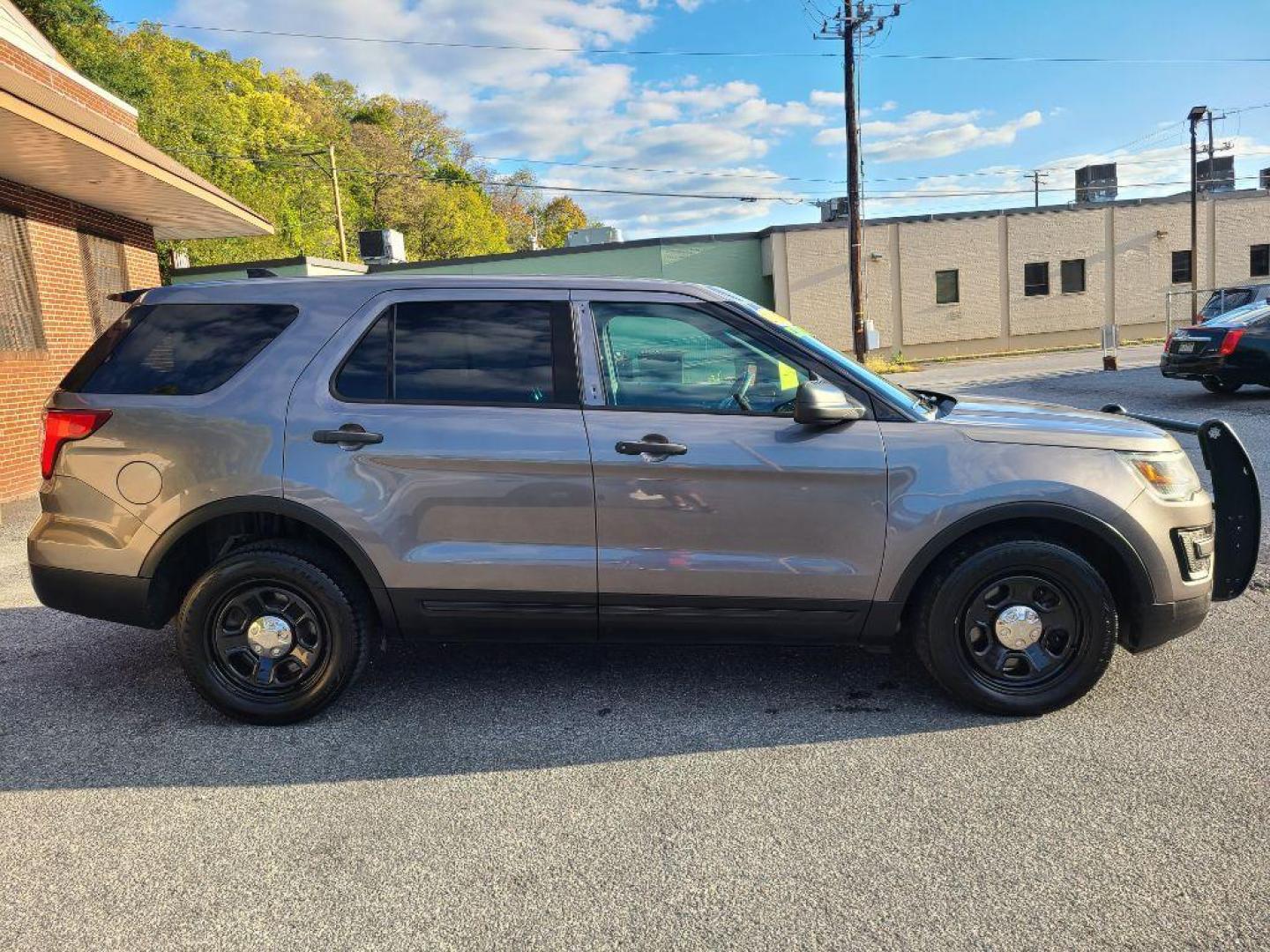 2017 GRAY FORD EXPLORER POLICE INTERCEPTOR (1FM5K8AR6HG) with an 3.7L engine, Automatic transmission, located at 117 North Cameron Street, Harrisburg, PA, 17101, (717) 963-8962, 40.266762, -76.875259 - WE FINANCE!!! Good Credit/ Bad Credit/ No Credit - ALL Trade-Ins Welcomed!!! ***Guaranteed Credit Approval*** APPLY ONLINE or CALL us TODAY ;) Please call us to discuss your cash and financing options. - Photo#5