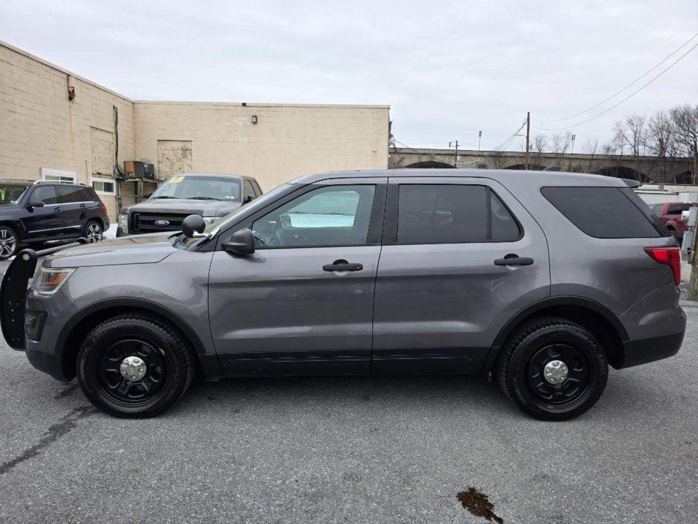 2017 GRAY FORD EXPLORER POLICE INTERCEPTOR (1FM5K8AR6HG) with an 3.7L engine, Automatic transmission, located at 117 North Cameron Street, Harrisburg, PA, 17101, (717) 963-8962, 40.266762, -76.875259 - WE FINANCE!!! Good Credit/ Challenged Credit/ No Credit - ALL Trade-Ins Welcomed!!! APPLY ONLINE or CALL us TODAY ;) Please call us to discuss your cash and/or financing options. - Photo#1
