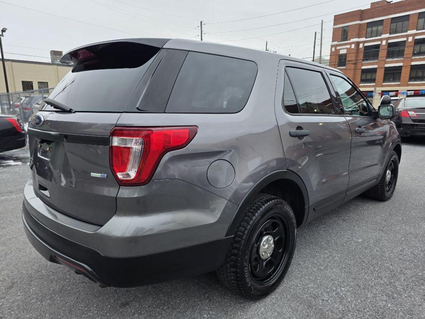 2017 GRAY FORD EXPLORER POLICE INTERCEPTOR (1FM5K8AR6HG) with an 3.7L engine, Automatic transmission, located at 117 North Cameron Street, Harrisburg, PA, 17101, (717) 963-8962, 40.266762, -76.875259 - WE FINANCE!!! Good Credit/ Challenged Credit/ No Credit - ALL Trade-Ins Welcomed!!! APPLY ONLINE or CALL us TODAY ;) Please call us to discuss your cash and/or financing options. - Photo#4