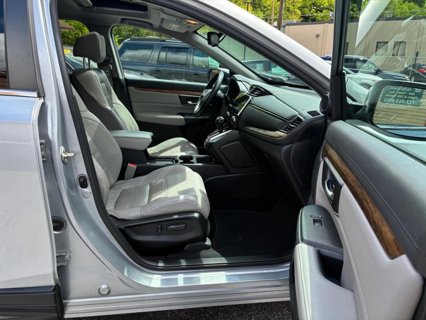 2017 SILVER HONDA CR-V EXL (2HKRW2H80HH) with an 1.5L engine, Continuously Variable transmission, located at 117 North Cameron Street, Harrisburg, PA, 17101, (717) 963-8962, 40.266762, -76.875259 - WE FINANCE!!! MOST vehicles are available for financing. Good Credit/ Challenged Credit/ No Credit - ALL Trade-Ins Welcomed!!! APPLY ONLINE or CALL us TODAY Please call us to discuss your cash and/or financing options. Thanks for checking our inventory! We're here to help. - Photo#7