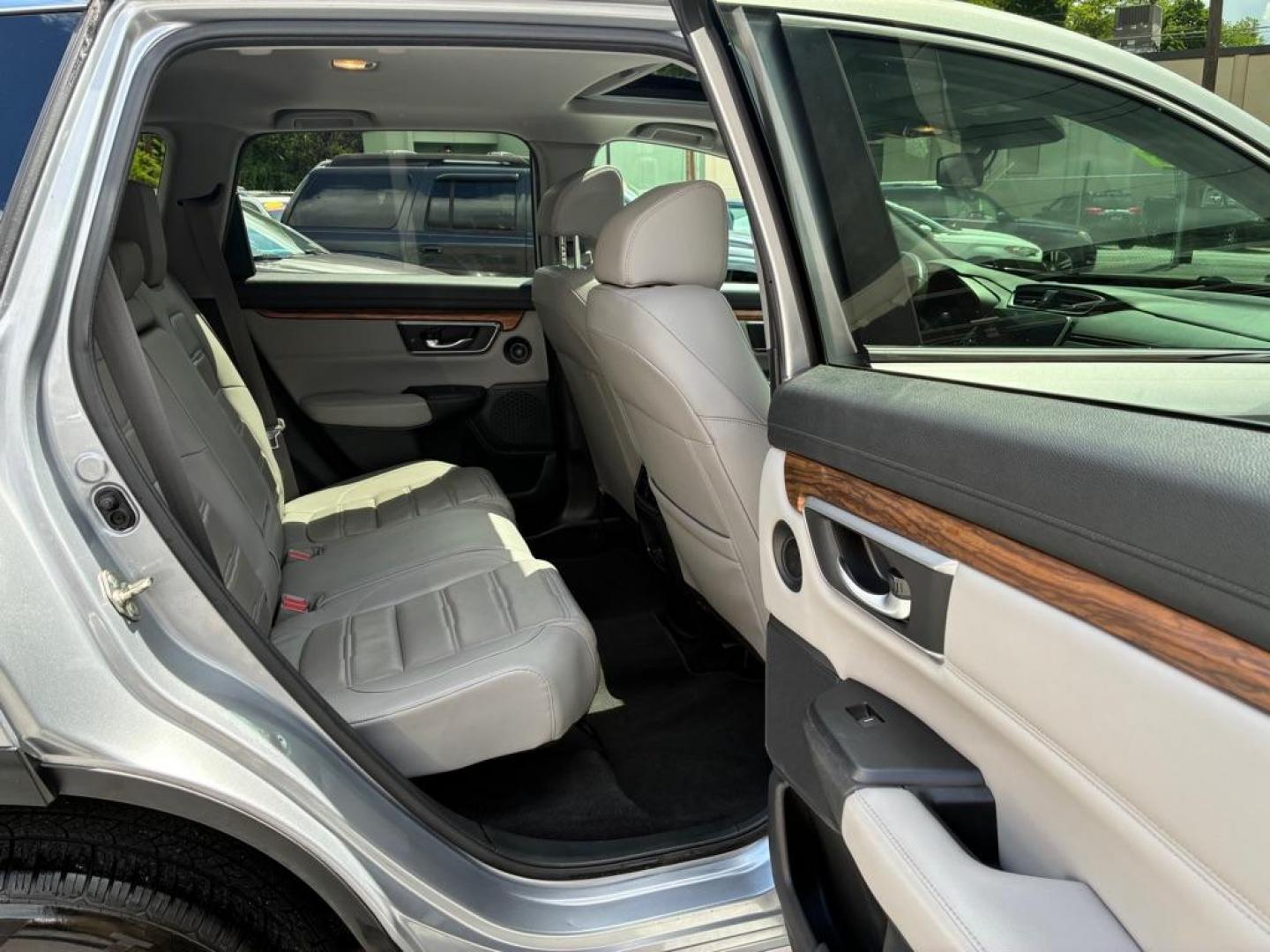 2017 SILVER HONDA CR-V EXL (2HKRW2H80HH) with an 1.5L engine, Continuously Variable transmission, located at 117 North Cameron Street, Harrisburg, PA, 17101, (717) 963-8962, 40.266762, -76.875259 - WE FINANCE!!! MOST vehicles are available for financing. Good Credit/ Challenged Credit/ No Credit - ALL Trade-Ins Welcomed!!! APPLY ONLINE or CALL us TODAY Please call us to discuss your cash and/or financing options. Thanks for checking our inventory! We're here to help. - Photo#9