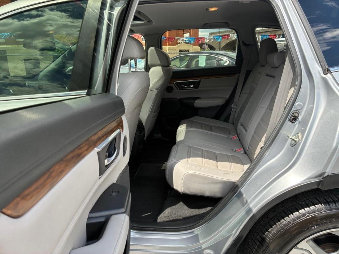 2017 SILVER HONDA CR-V EXL (2HKRW2H80HH) with an 1.5L engine, Continuously Variable transmission, located at 117 North Cameron Street, Harrisburg, PA, 17101, (717) 963-8962, 40.266762, -76.875259 - WE FINANCE!!! MOST vehicles are available for financing. Good Credit/ Challenged Credit/ No Credit - ALL Trade-Ins Welcomed!!! APPLY ONLINE or CALL us TODAY Please call us to discuss your cash and/or financing options. Thanks for checking our inventory! We're here to help. - Photo#11