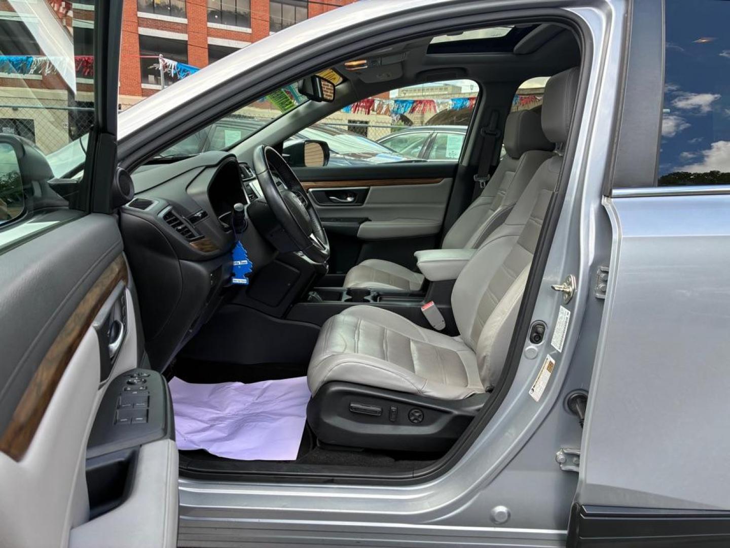 2017 SILVER HONDA CR-V EXL (2HKRW2H80HH) with an 1.5L engine, Continuously Variable transmission, located at 117 North Cameron Street, Harrisburg, PA, 17101, (717) 963-8962, 40.266762, -76.875259 - WE FINANCE!!! MOST vehicles are available for financing. Good Credit/ Challenged Credit/ No Credit - ALL Trade-Ins Welcomed!!! APPLY ONLINE or CALL us TODAY Please call us to discuss your cash and/or financing options. Thanks for checking our inventory! We're here to help. - Photo#13