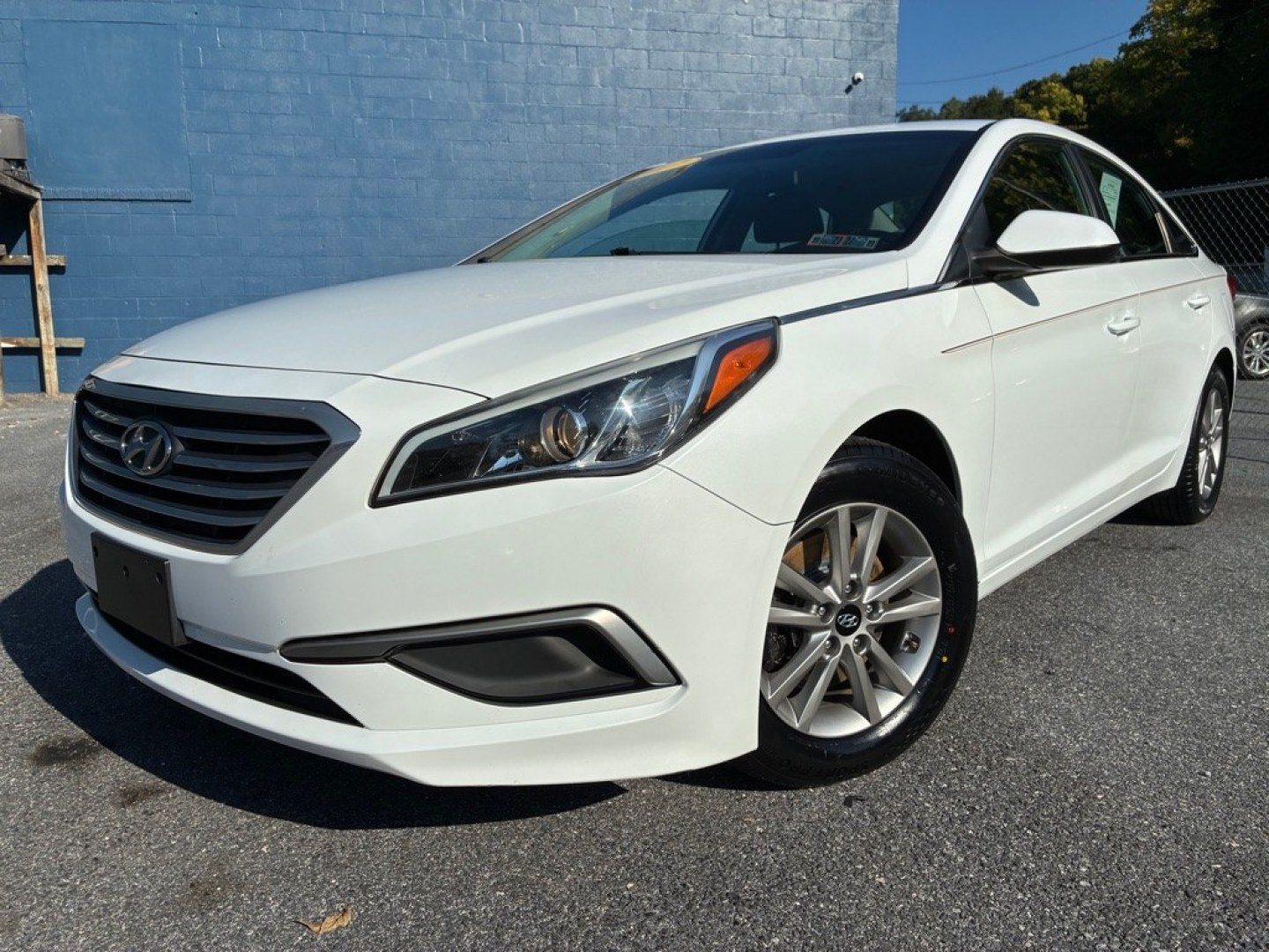 2017 WHITE HYUNDAI SONATA SE (5NPE24AF6HH) with an 2.4L engine, Automatic transmission, located at 117 North Cameron Street, Harrisburg, PA, 17101, (717) 963-8962, 40.266762, -76.875259 - Value Added Options - Standard Auxiliary Audio Input Bluetooth Connection Heated Mirrors Keyless Entry MP3 Player Satellite Radio WE FINANCE!!! MOST vehicles are available for financing. Good Credit/ Challenged Credit/ No Credit - ALL Trade-Ins Welcomed!!! APPLY ONLINE or CALL us TOD- Photo#0