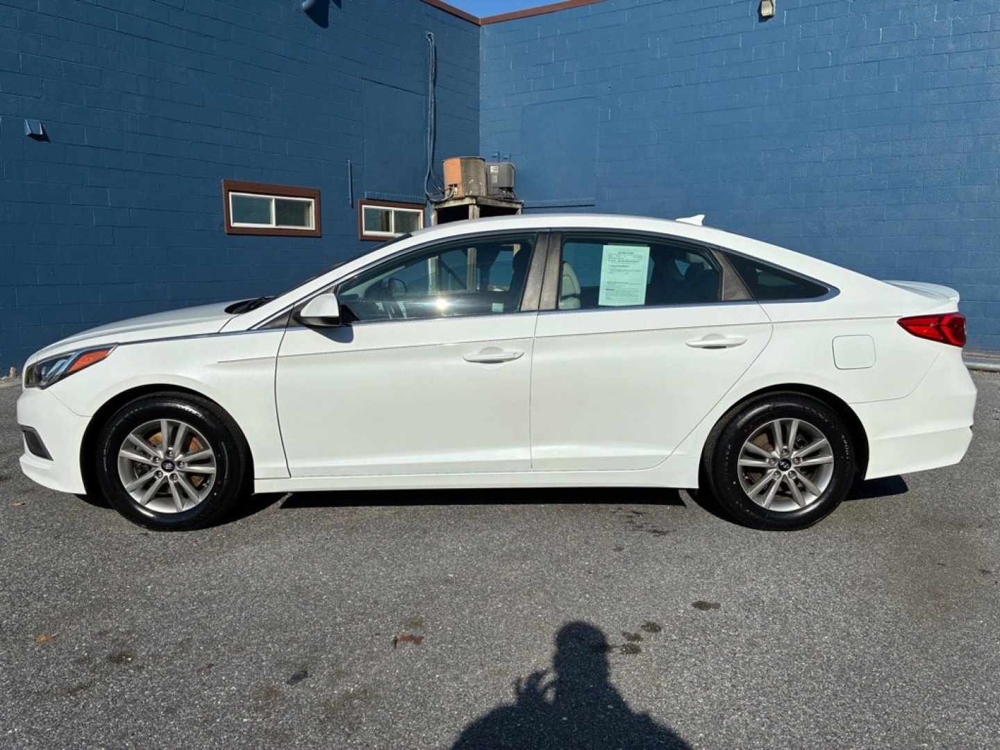 2017 WHITE HYUNDAI SONATA SE (5NPE24AF6HH) with an 2.4L engine, Automatic transmission, located at 117 North Cameron Street, Harrisburg, PA, 17101, (717) 963-8962, 40.266762, -76.875259 - Value Added Options - Standard Auxiliary Audio Input Bluetooth Connection Heated Mirrors Keyless Entry MP3 Player Satellite Radio WE FINANCE!!! MOST vehicles are available for financing. Good Credit/ Challenged Credit/ No Credit - ALL Trade-Ins Welcomed!!! APPLY ONLINE or CALL us TOD- Photo#1