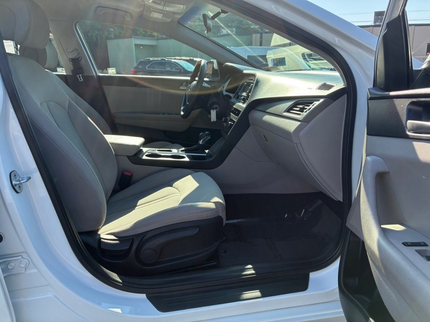 2017 WHITE HYUNDAI SONATA SE (5NPE24AF6HH) with an 2.4L engine, Automatic transmission, located at 117 North Cameron Street, Harrisburg, PA, 17101, (717) 963-8962, 40.266762, -76.875259 - Value Added Options - Standard Auxiliary Audio Input Bluetooth Connection Heated Mirrors Keyless Entry MP3 Player Satellite Radio WE FINANCE!!! MOST vehicles are available for financing. Good Credit/ Challenged Credit/ No Credit - ALL Trade-Ins Welcomed!!! APPLY ONLINE or CALL us TOD- Photo#8