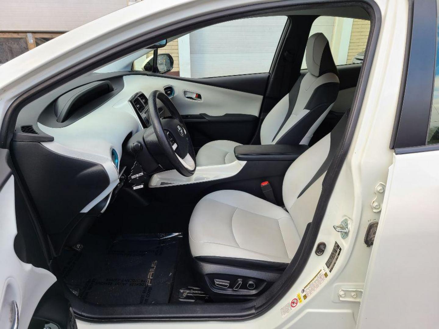 2017 WHITE TOYOTA PRIUS FOUR HATCHBACK (JTDKARFU6H3) with an 1.8L engine, Continuously Variable transmission, located at 7981 Paxton Street, Harrisburg, PA, 17111, (717) 561-2926, 40.261490, -76.749229 - WE FINANCE!!! Good Credit/ Bad Credit/ No Credit - ALL Trade-Ins Welcomed!!! ***Guaranteed Credit Approval*** APPLY ONLINE or CALL us TODAY ;) Internet Prices and Marketplace Prices are SPECIAL discounted ***CASH DEALS*** Retail Prices are higher. Please call us to discuss your cash and finan - Photo#13