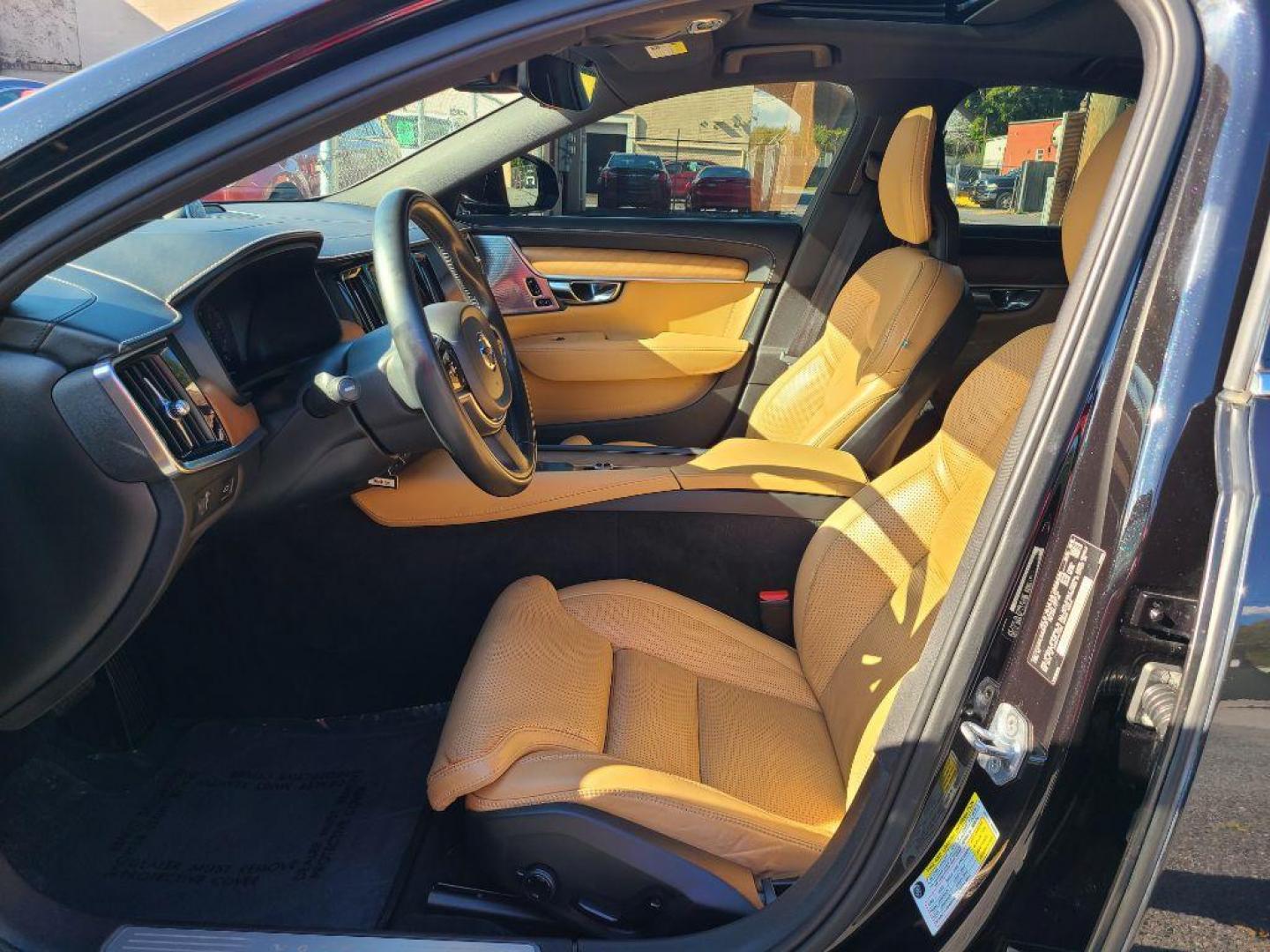 2017 BLACK VOLVO S90 T6 INSCRIPTION (YV1A22ML2H1) with an 2.0L engine, Automatic transmission, located at 117 North Cameron Street, Harrisburg, PA, 17101, (717) 963-8962, 40.266762, -76.875259 - WE FINANCE!!! Good Credit/ Bad Credit/ No Credit - ALL Trade-Ins Welcomed!!! ***Guaranteed Credit Approval*** APPLY ONLINE or CALL us TODAY ;) Please call us to discuss your cash and financing options. - Photo#8