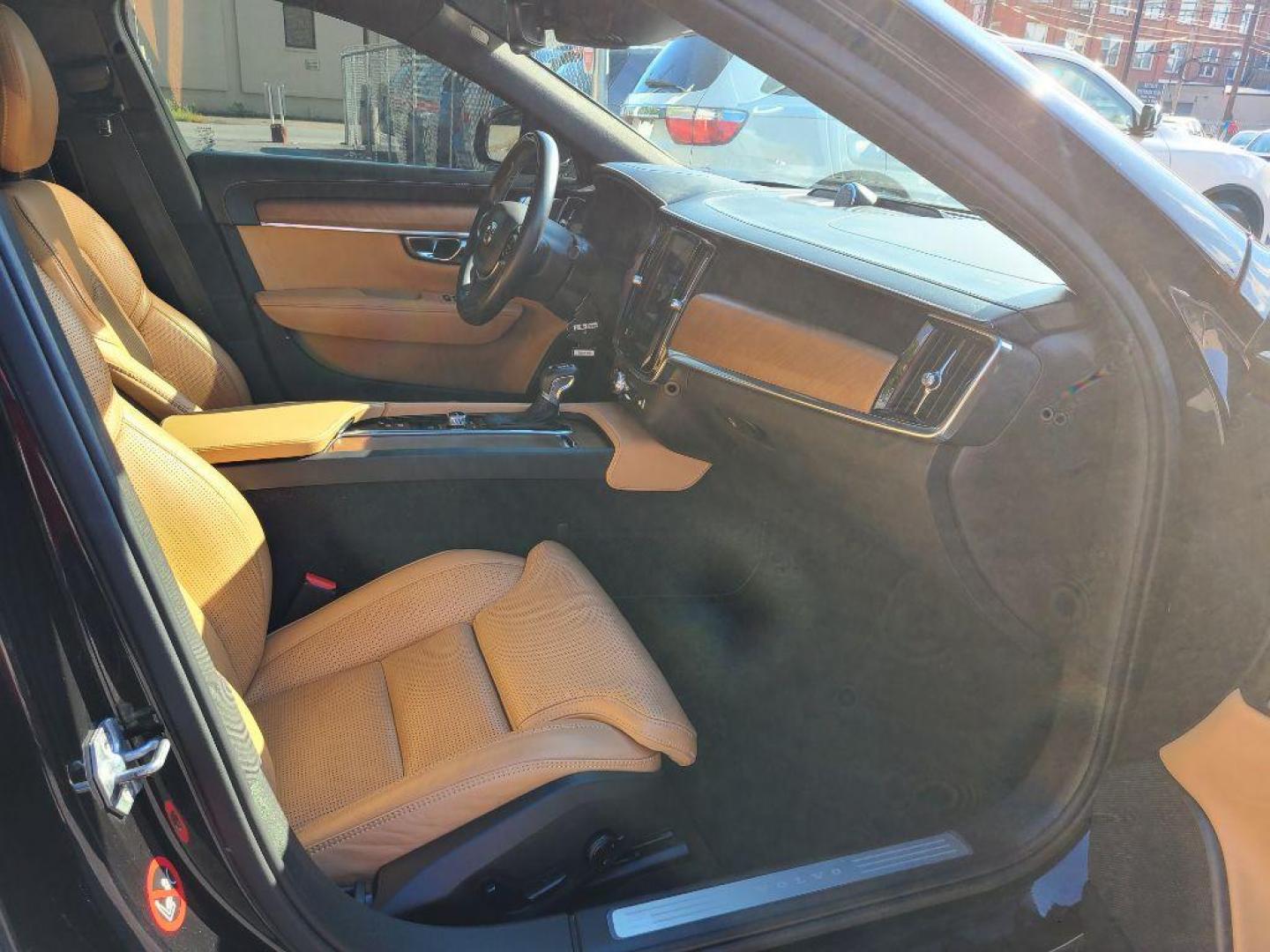 2017 BLACK VOLVO S90 T6 INSCRIPTION (YV1A22ML2H1) with an 2.0L engine, Automatic transmission, located at 117 North Cameron Street, Harrisburg, PA, 17101, (717) 963-8962, 40.266762, -76.875259 - WE FINANCE!!! Good Credit/ Bad Credit/ No Credit - ALL Trade-Ins Welcomed!!! ***Guaranteed Credit Approval*** APPLY ONLINE or CALL us TODAY ;) Please call us to discuss your cash and financing options. - Photo#11