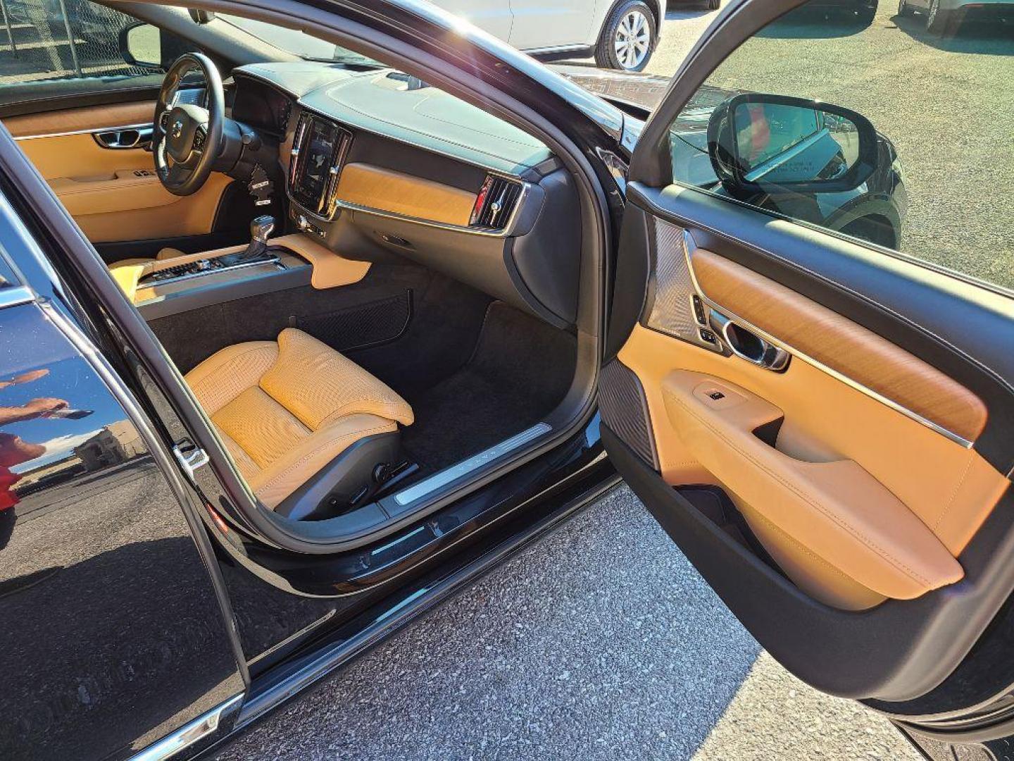 2017 BLACK VOLVO S90 T6 INSCRIPTION (YV1A22ML2H1) with an 2.0L engine, Automatic transmission, located at 117 North Cameron Street, Harrisburg, PA, 17101, (717) 963-8962, 40.266762, -76.875259 - WE FINANCE!!! Good Credit/ Bad Credit/ No Credit - ALL Trade-Ins Welcomed!!! ***Guaranteed Credit Approval*** APPLY ONLINE or CALL us TODAY ;) Please call us to discuss your cash and financing options. - Photo#13