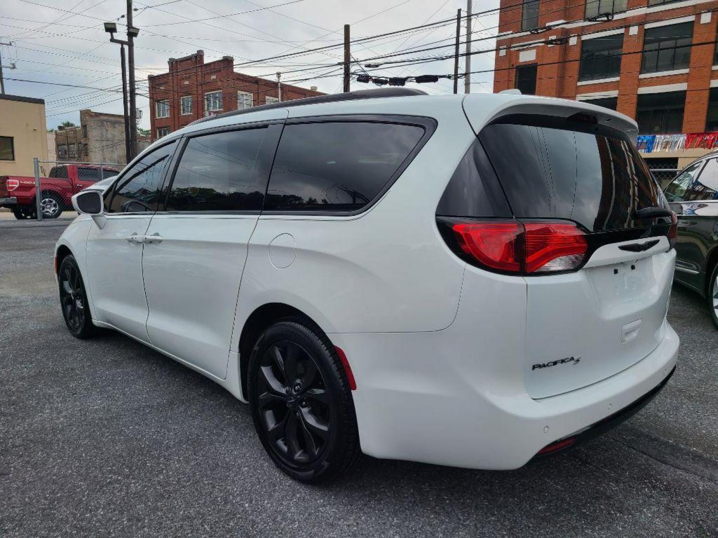 2018 WHITE CHRYSLER PACIFICA TOURING L (2C4RC1BG9JR) with an 3.6L engine, Automatic transmission, located at 7981 Paxton Street, Harrisburg, PA, 17111, (717) 561-2926, 40.261490, -76.749229 - WE FINANCE!!! Good Credit/ Bad Credit/ No Credit - ALL Trade-Ins Welcomed!!! ***Guaranteed Credit Approval*** APPLY ONLINE or CALL us TODAY ;) Internet Prices and Marketplace Prices are SPECIAL discounted ***CASH DEALS*** Retail Prices are higher. Please call us to discuss your cash and finan - Photo#2
