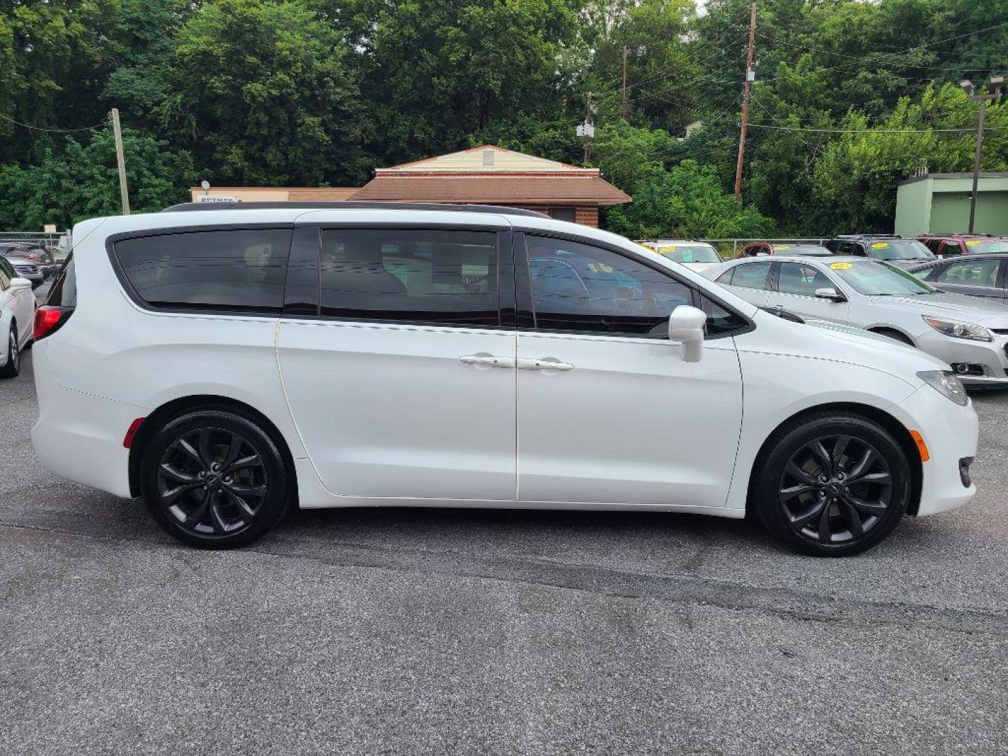 2018 WHITE CHRYSLER PACIFICA TOURING L (2C4RC1BG9JR) with an 3.6L engine, Automatic transmission, located at 7981 Paxton Street, Harrisburg, PA, 17111, (717) 561-2926, 40.261490, -76.749229 - WE FINANCE!!! Good Credit/ Bad Credit/ No Credit - ALL Trade-Ins Welcomed!!! ***Guaranteed Credit Approval*** APPLY ONLINE or CALL us TODAY ;) Internet Prices and Marketplace Prices are SPECIAL discounted ***CASH DEALS*** Retail Prices are higher. Please call us to discuss your cash and finan - Photo#5