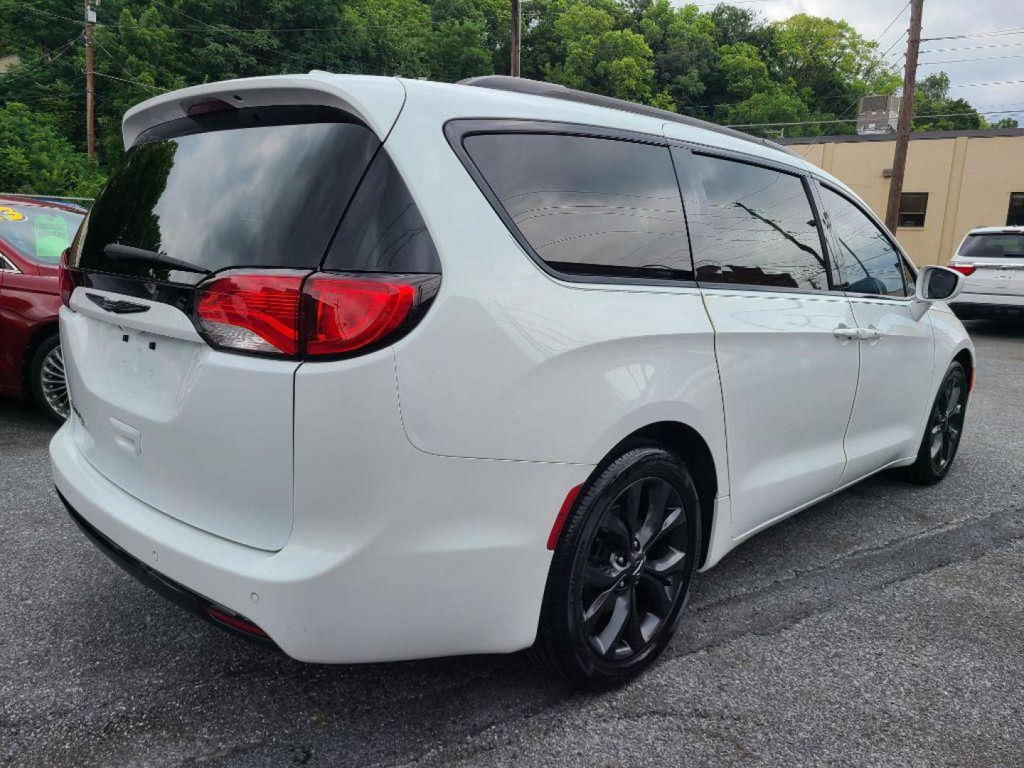 2018 WHITE CHRYSLER PACIFICA TOURING L (2C4RC1BG9JR) with an 3.6L engine, Automatic transmission, located at 7981 Paxton Street, Harrisburg, PA, 17111, (717) 561-2926, 40.261490, -76.749229 - WE FINANCE!!! Good Credit/ Bad Credit/ No Credit - ALL Trade-Ins Welcomed!!! ***Guaranteed Credit Approval*** APPLY ONLINE or CALL us TODAY ;) Internet Prices and Marketplace Prices are SPECIAL discounted ***CASH DEALS*** Retail Prices are higher. Please call us to discuss your cash and finan - Photo#4