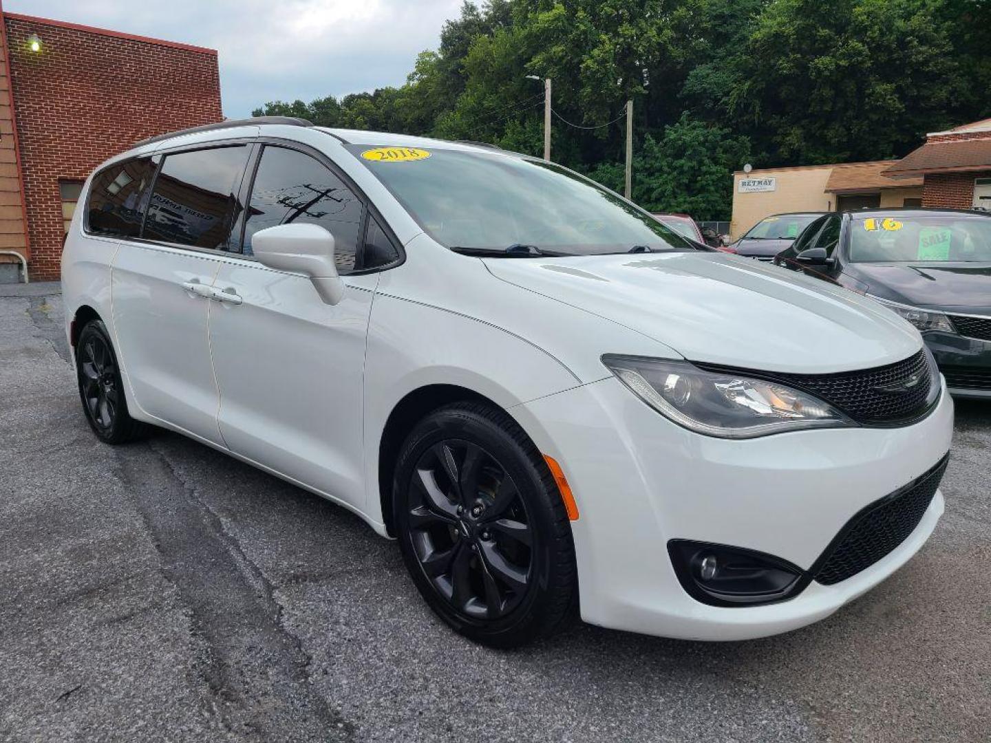2018 WHITE CHRYSLER PACIFICA TOURING L (2C4RC1BG9JR) with an 3.6L engine, Automatic transmission, located at 7981 Paxton Street, Harrisburg, PA, 17111, (717) 561-2926, 40.261490, -76.749229 - WE FINANCE!!! Good Credit/ Bad Credit/ No Credit - ALL Trade-Ins Welcomed!!! ***Guaranteed Credit Approval*** APPLY ONLINE or CALL us TODAY ;) Internet Prices and Marketplace Prices are SPECIAL discounted ***CASH DEALS*** Retail Prices are higher. Please call us to discuss your cash and finan - Photo#6
