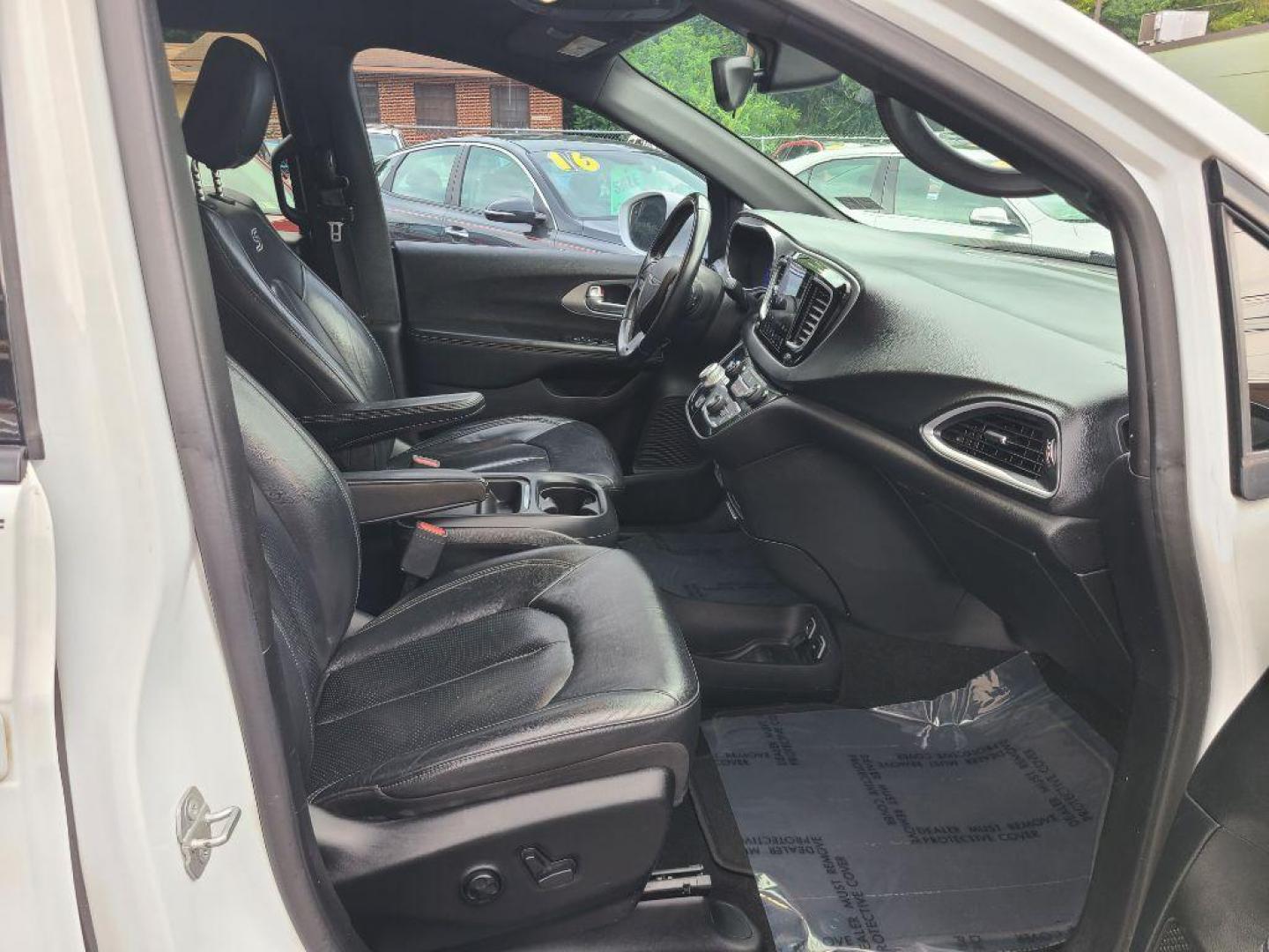2018 WHITE CHRYSLER PACIFICA TOURING L (2C4RC1BG9JR) with an 3.6L engine, Automatic transmission, located at 7981 Paxton Street, Harrisburg, PA, 17111, (717) 561-2926, 40.261490, -76.749229 - WE FINANCE!!! Good Credit/ Bad Credit/ No Credit - ALL Trade-Ins Welcomed!!! ***Guaranteed Credit Approval*** APPLY ONLINE or CALL us TODAY ;) Internet Prices and Marketplace Prices are SPECIAL discounted ***CASH DEALS*** Retail Prices are higher. Please call us to discuss your cash and finan - Photo#8