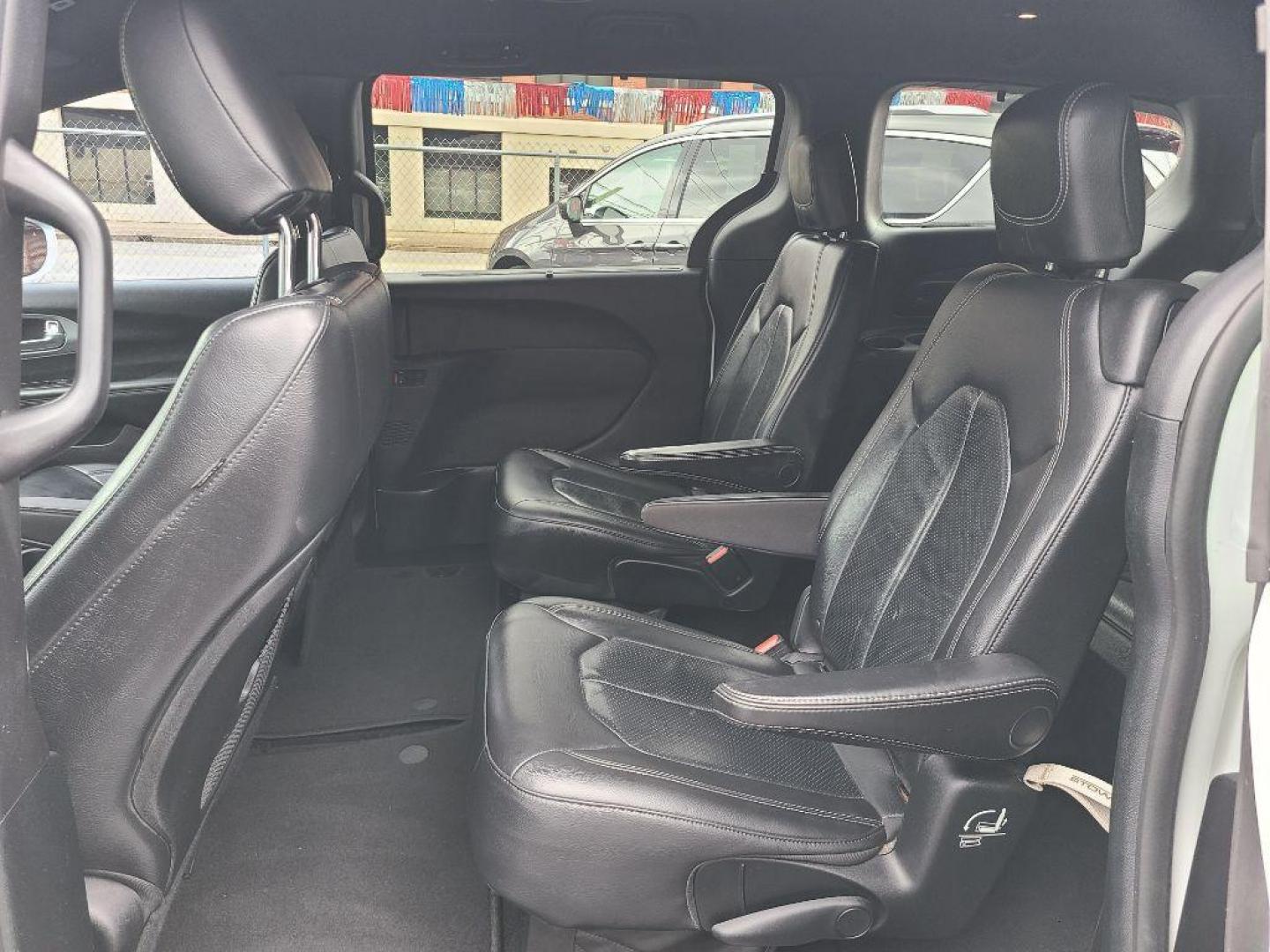 2018 WHITE CHRYSLER PACIFICA TOURING L (2C4RC1BG9JR) with an 3.6L engine, Automatic transmission, located at 7981 Paxton Street, Harrisburg, PA, 17111, (717) 561-2926, 40.261490, -76.749229 - WE FINANCE!!! Good Credit/ Bad Credit/ No Credit - ALL Trade-Ins Welcomed!!! ***Guaranteed Credit Approval*** APPLY ONLINE or CALL us TODAY ;) Internet Prices and Marketplace Prices are SPECIAL discounted ***CASH DEALS*** Retail Prices are higher. Please call us to discuss your cash and finan - Photo#14